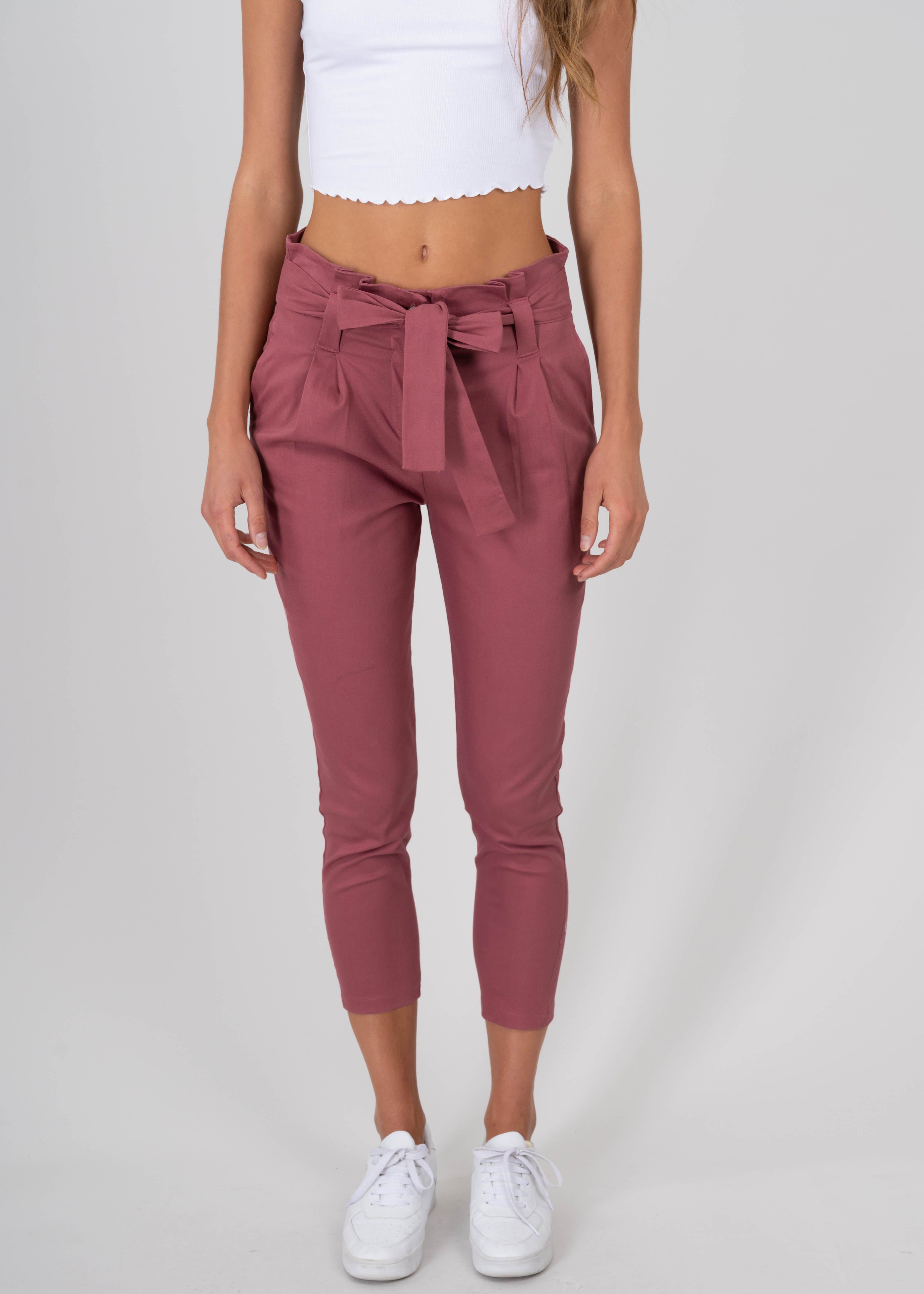 Pantalón paper bag cintura alta cinturón sold by Shasa