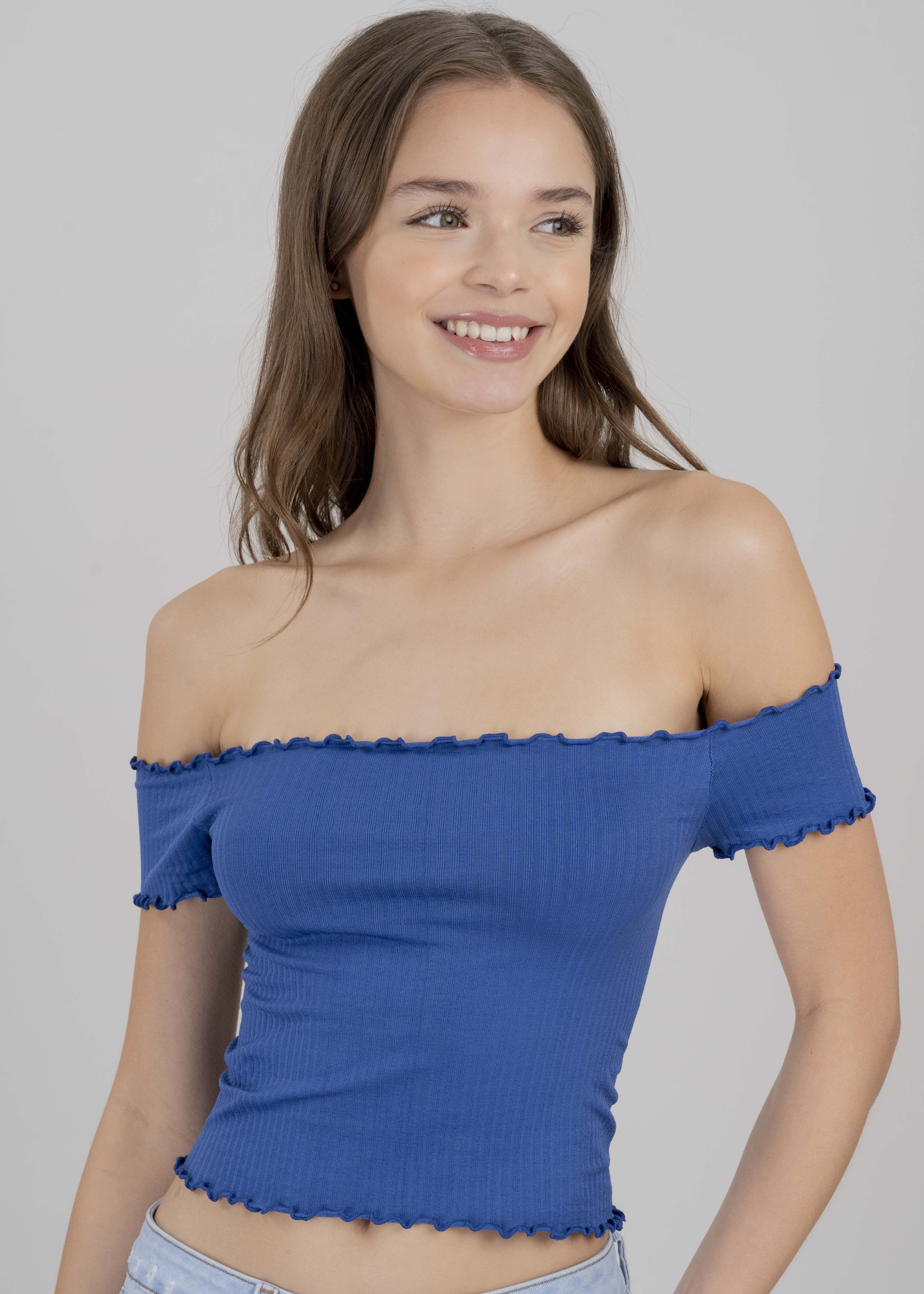 Top acanalado hombros descubiertos sold by Shasa