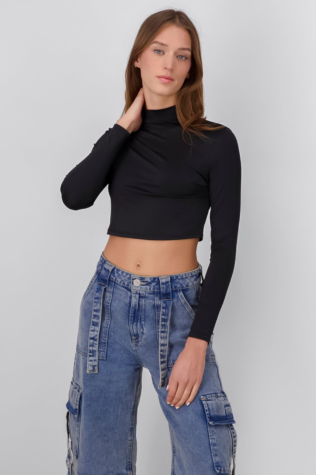 Top manga larga cuello alto sold by Shasa