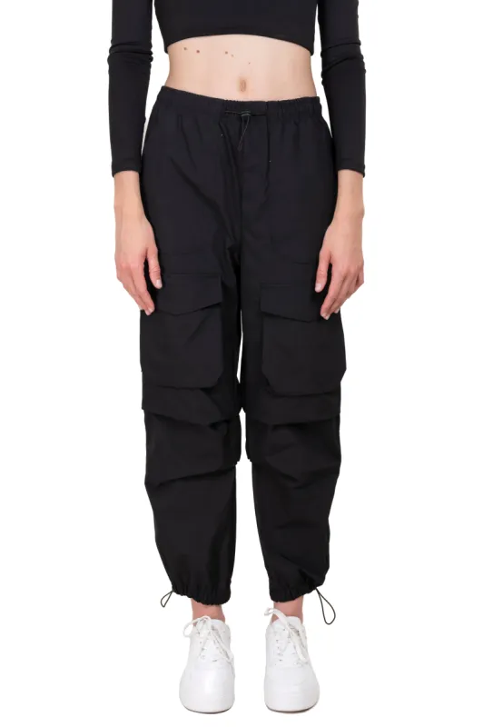 Pantalón parachute cargo elásticos sold by Shasa