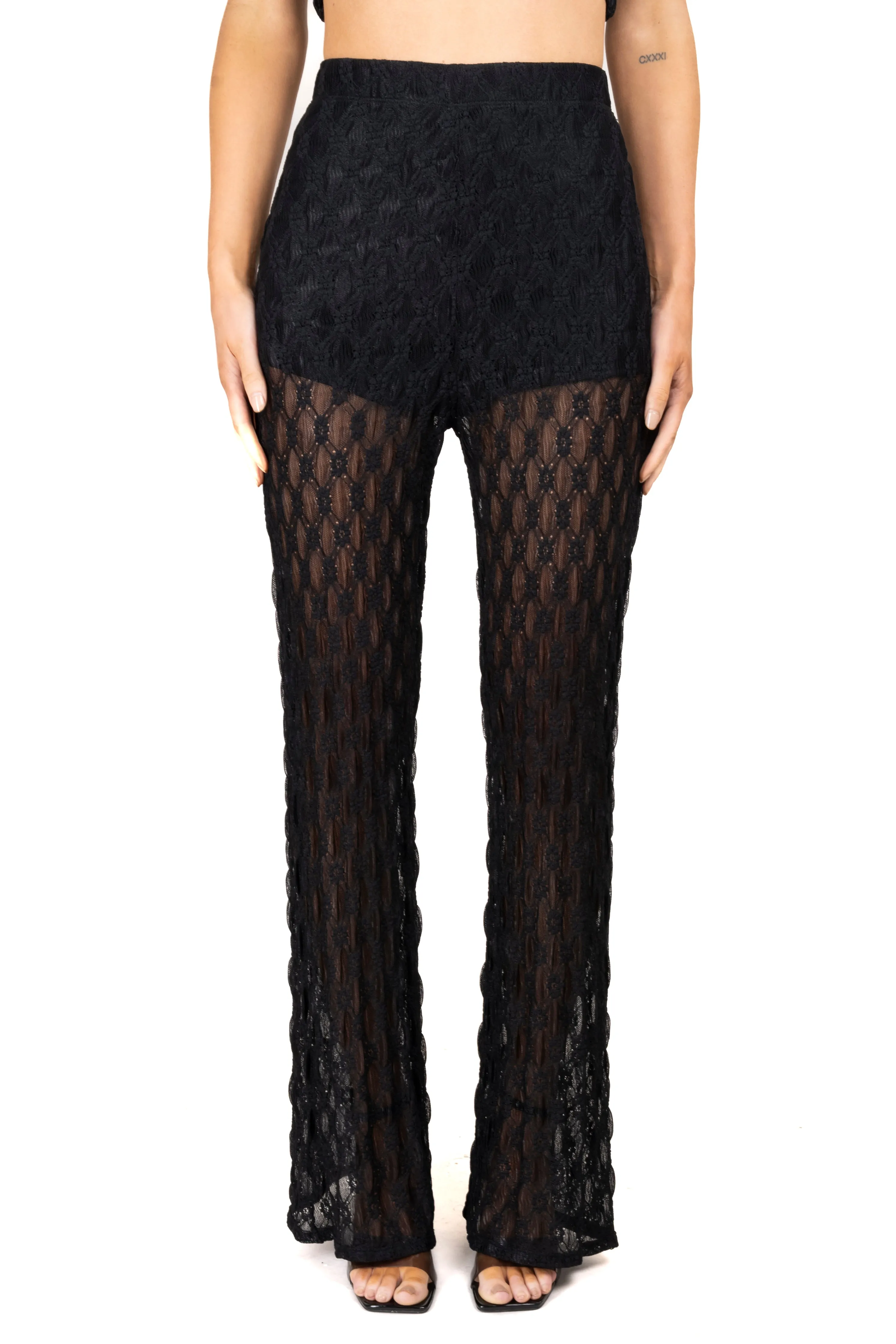 Pantalón recto tejido rombos sold by Shasa