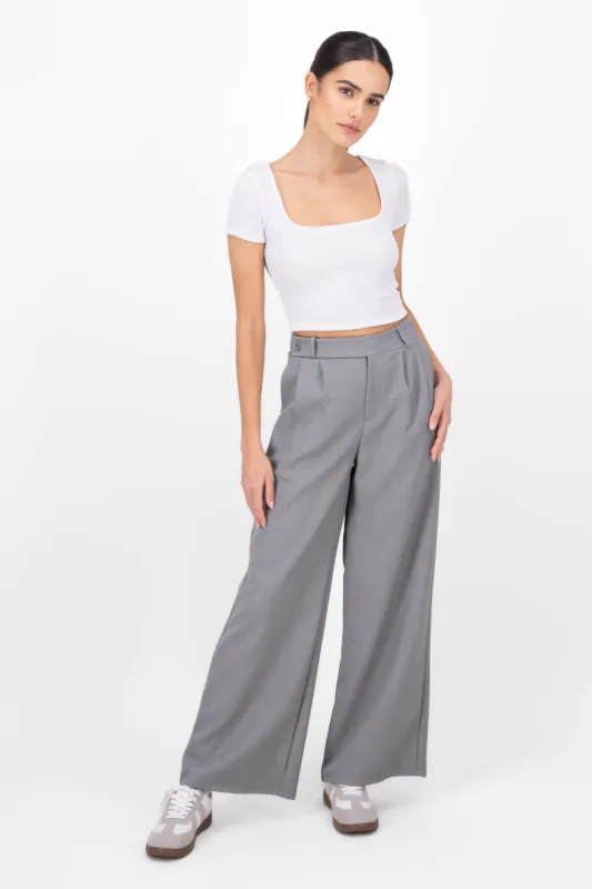 Pantalon pinzas detalle pretina sold by Shasa