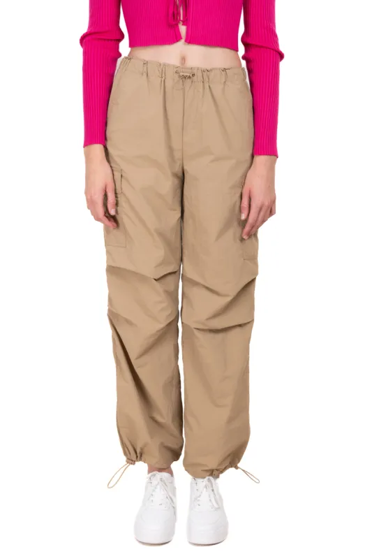 Pantalón parachute bolsillos sold by Shasa