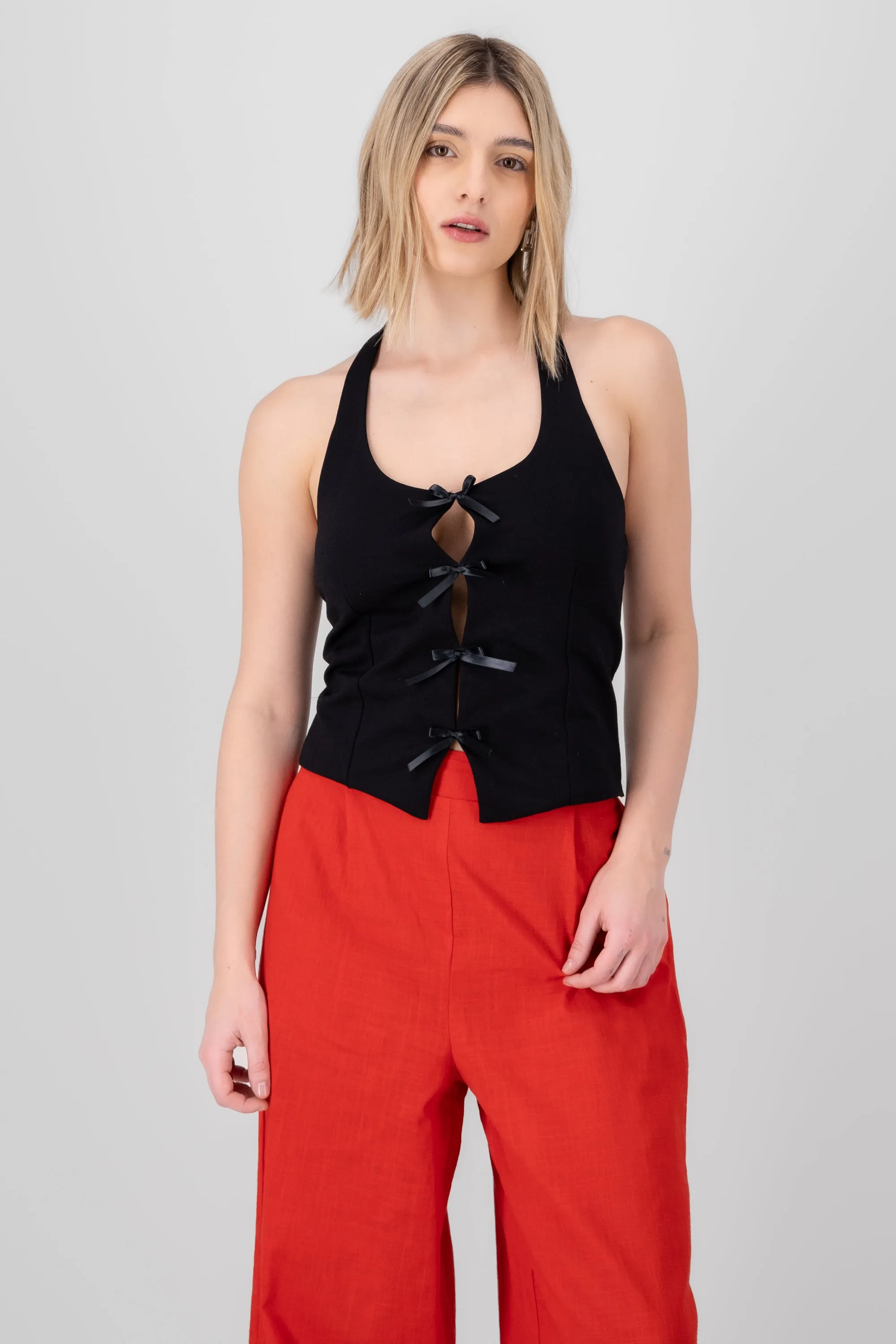 Top halter detalle moños sold by Shasa