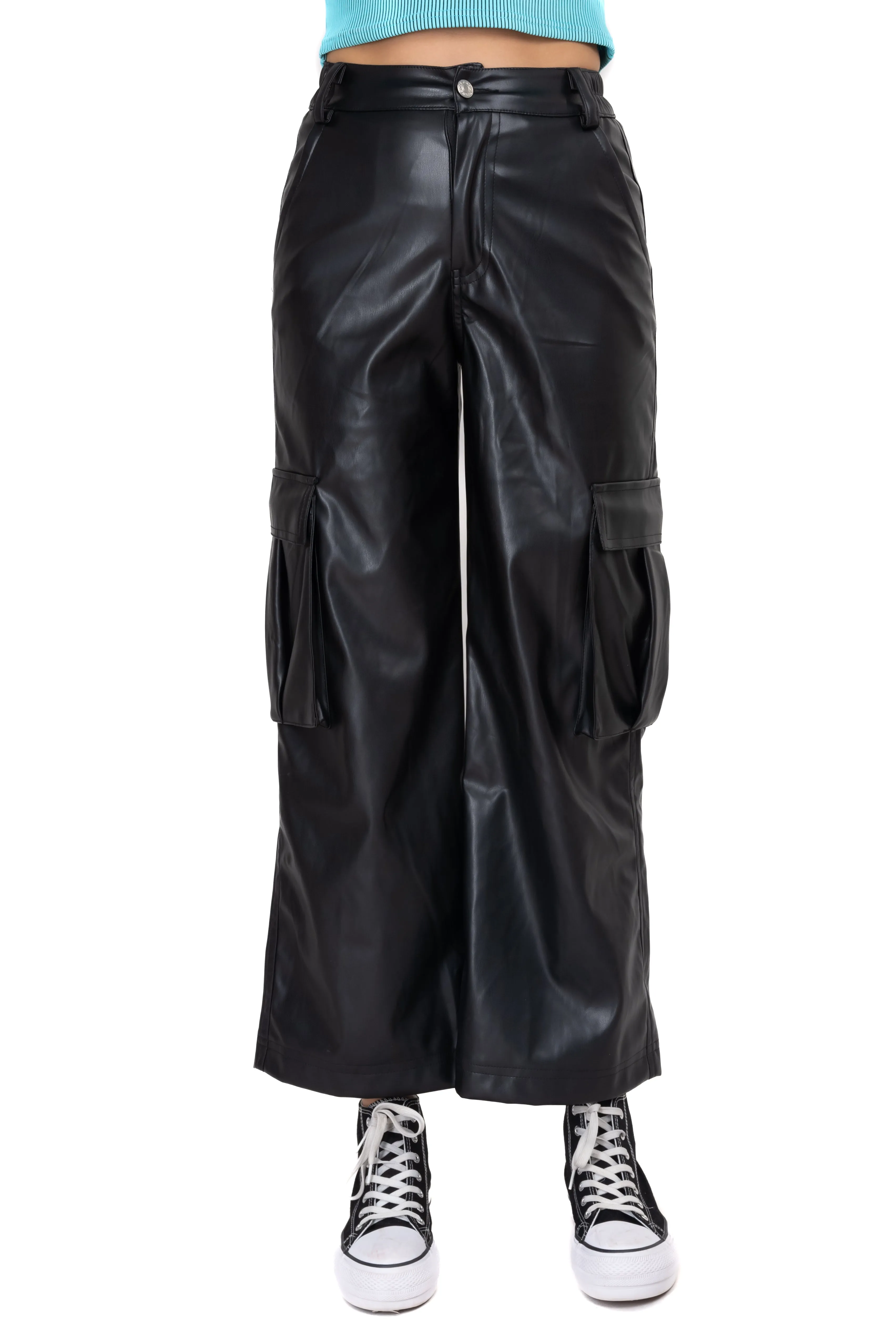 Pantalón efecto piel bolsos cargo sold by Shasa