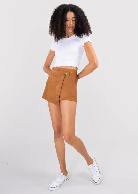 Falda Short Gamuza Botón sold by Shasa