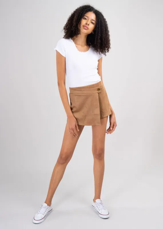 Falda Short Gamuza Botón sold by Shasa