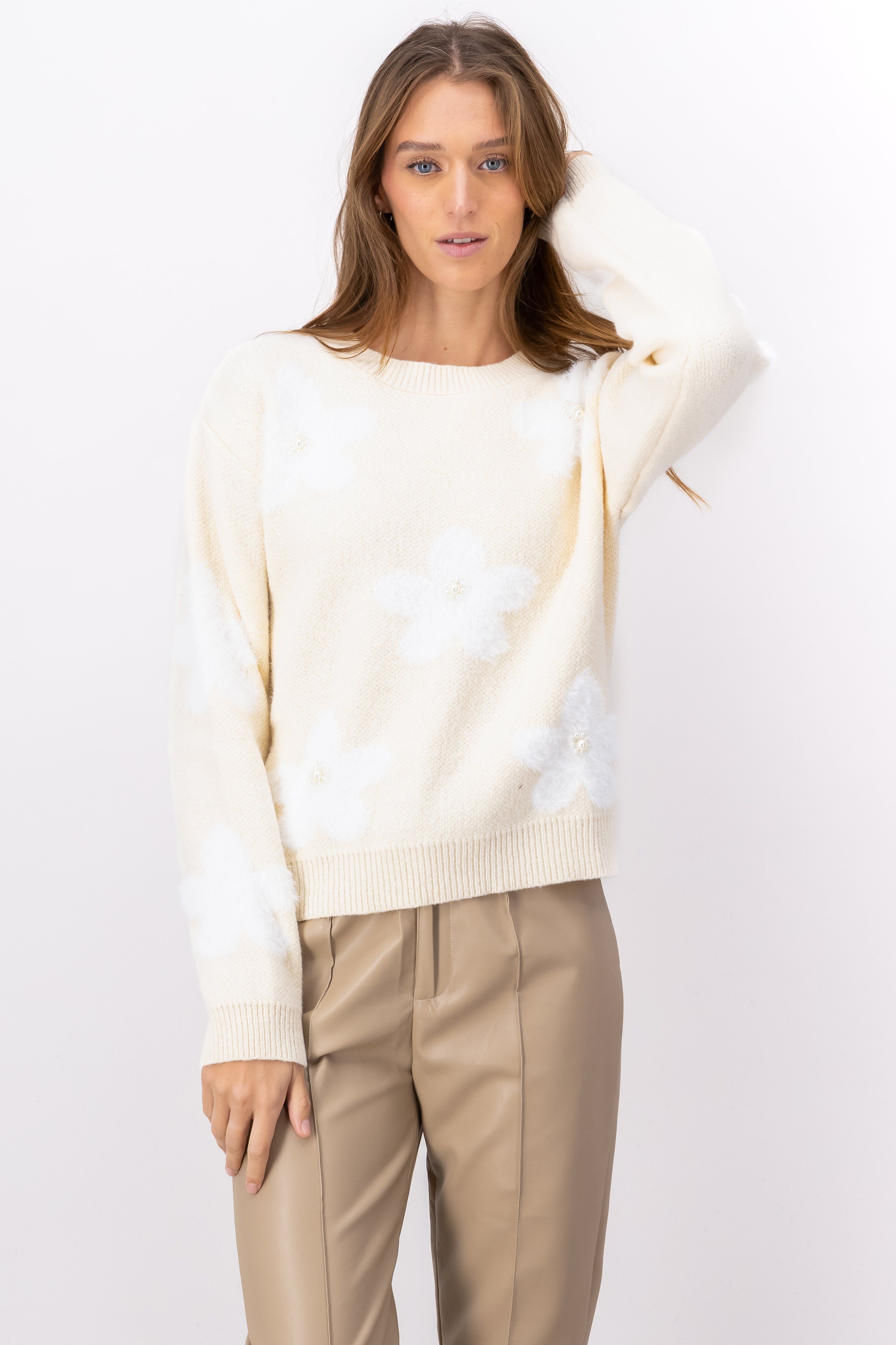 Suéter punto flores perlas sold by Shasa