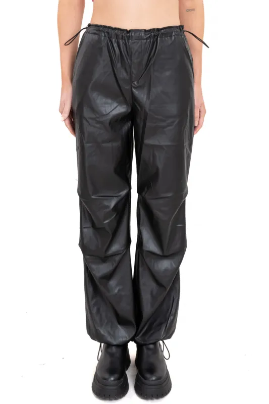Pantalón parachute efecto piel bolsillos sold by Shasa
