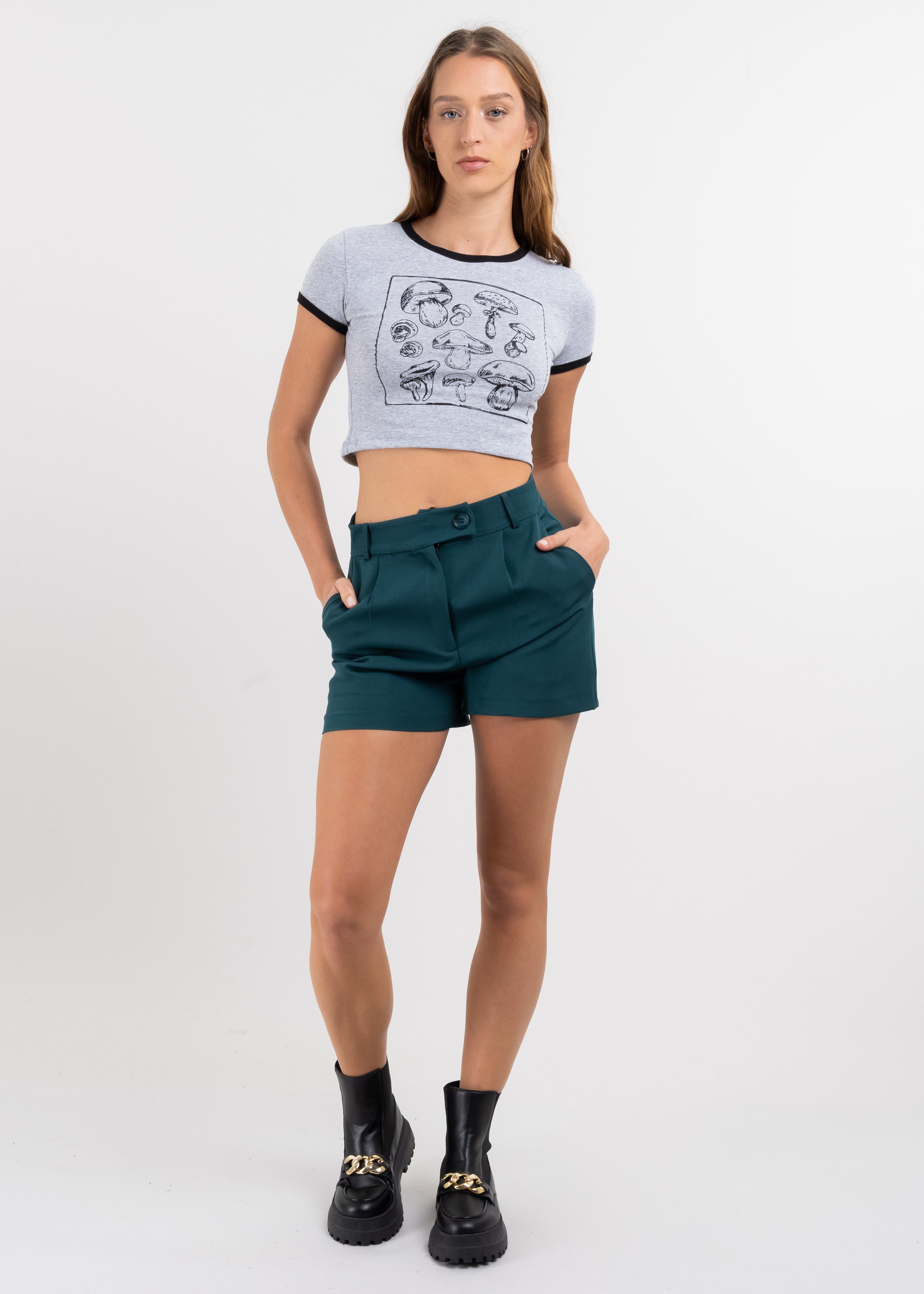 Short Pinzas Bolsas Con Botón Cruzado sold by Shasa