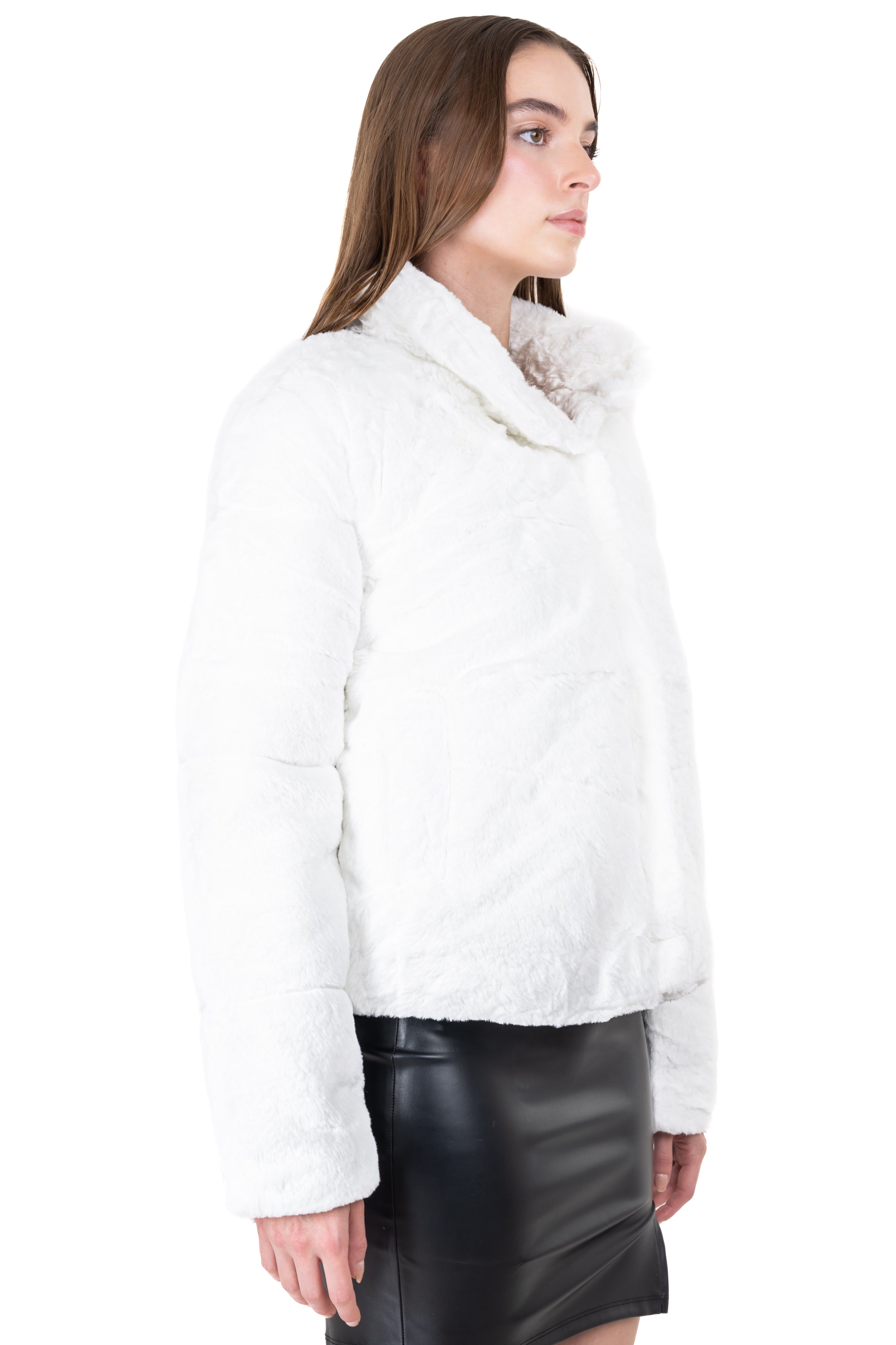 Abrigo cuello alto peluche sold by Shasa product image thumbnail 3