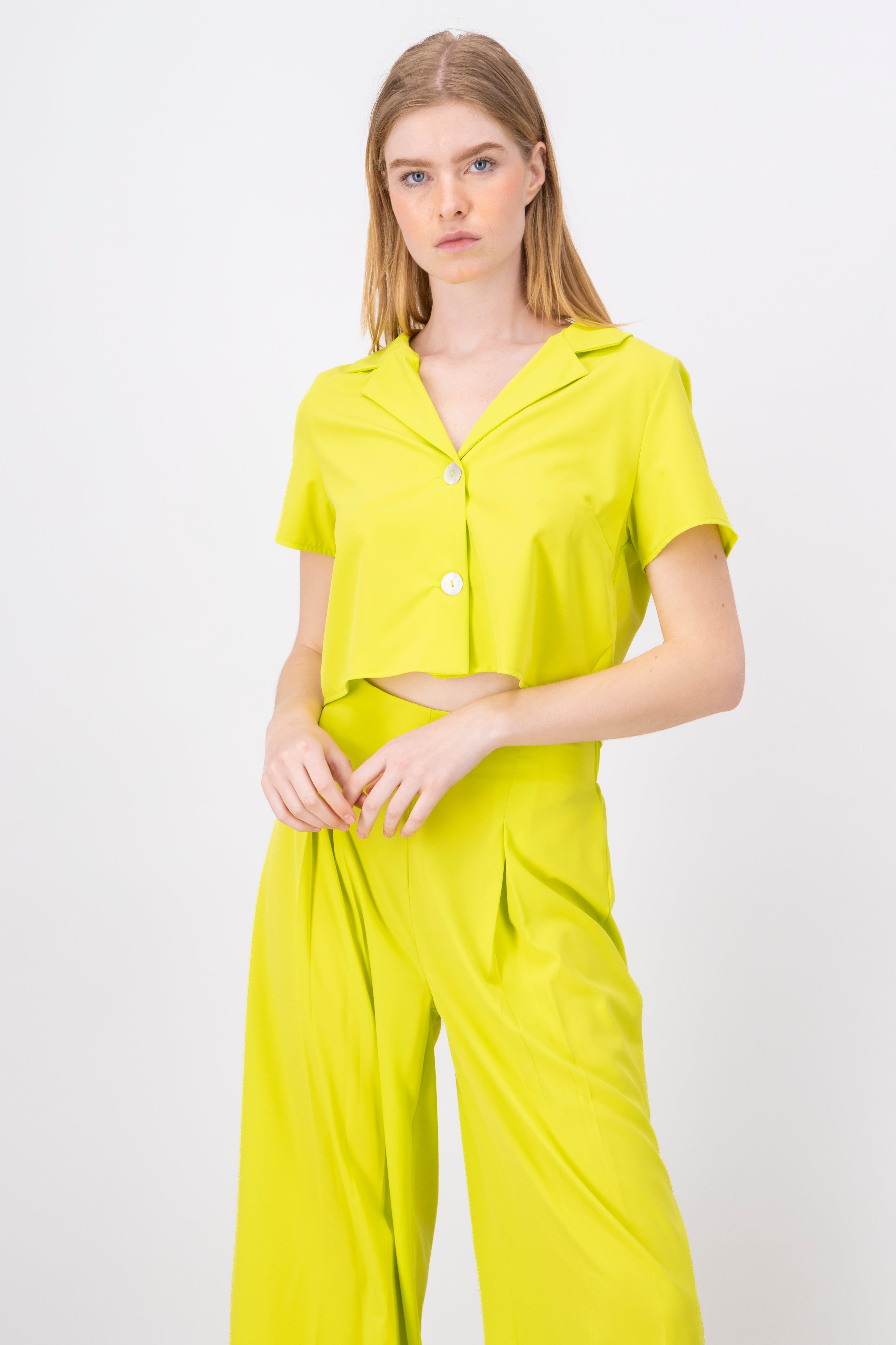 Camisa crop solapa botones sold by Shasa