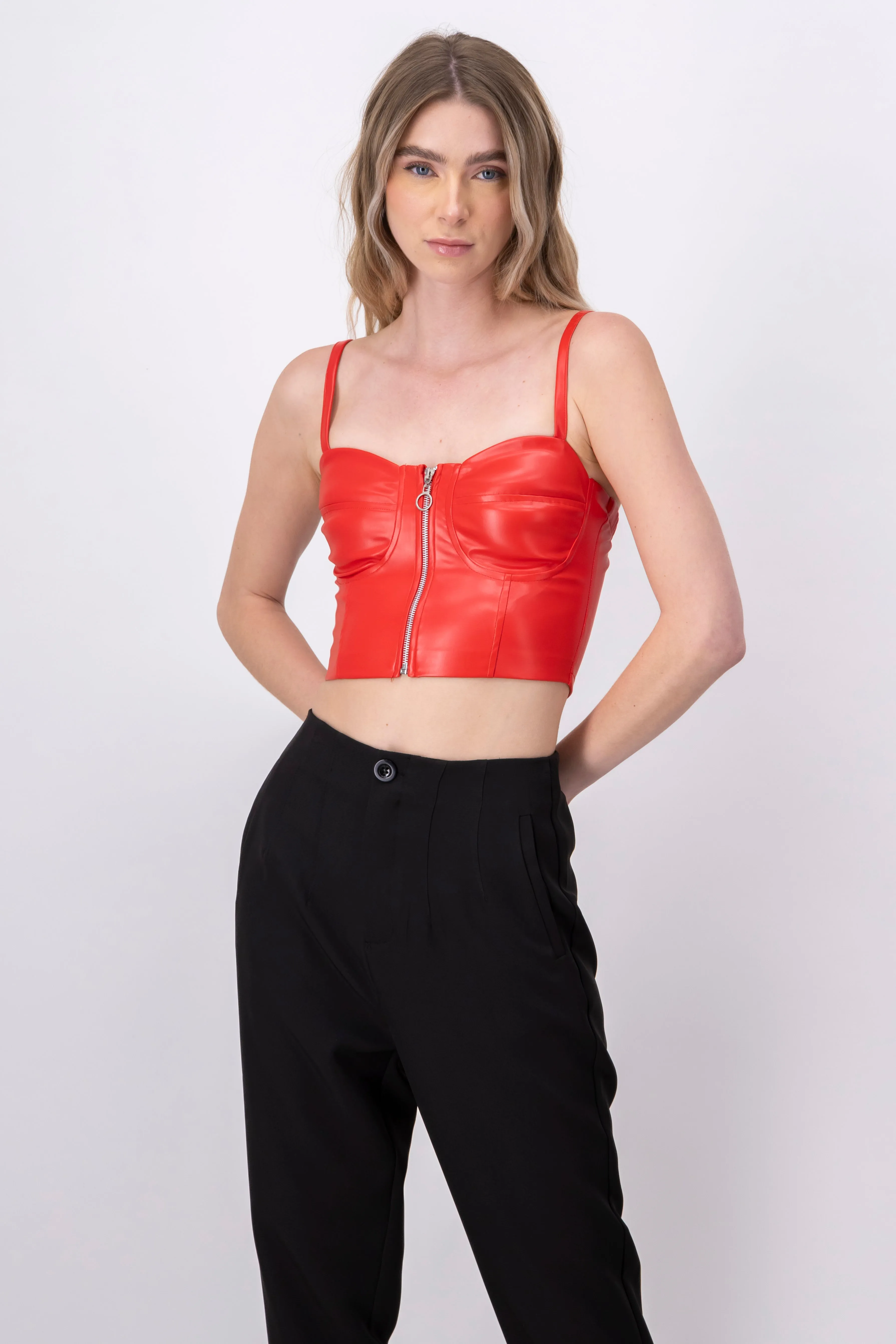 Top Crop Efecto Piel Cremallera sold by Shasa