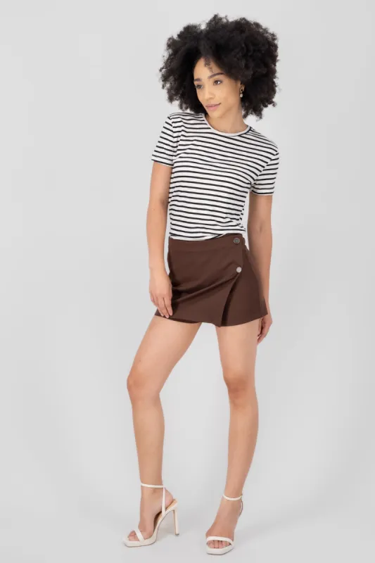 Falda short liso botones sold by Shasa