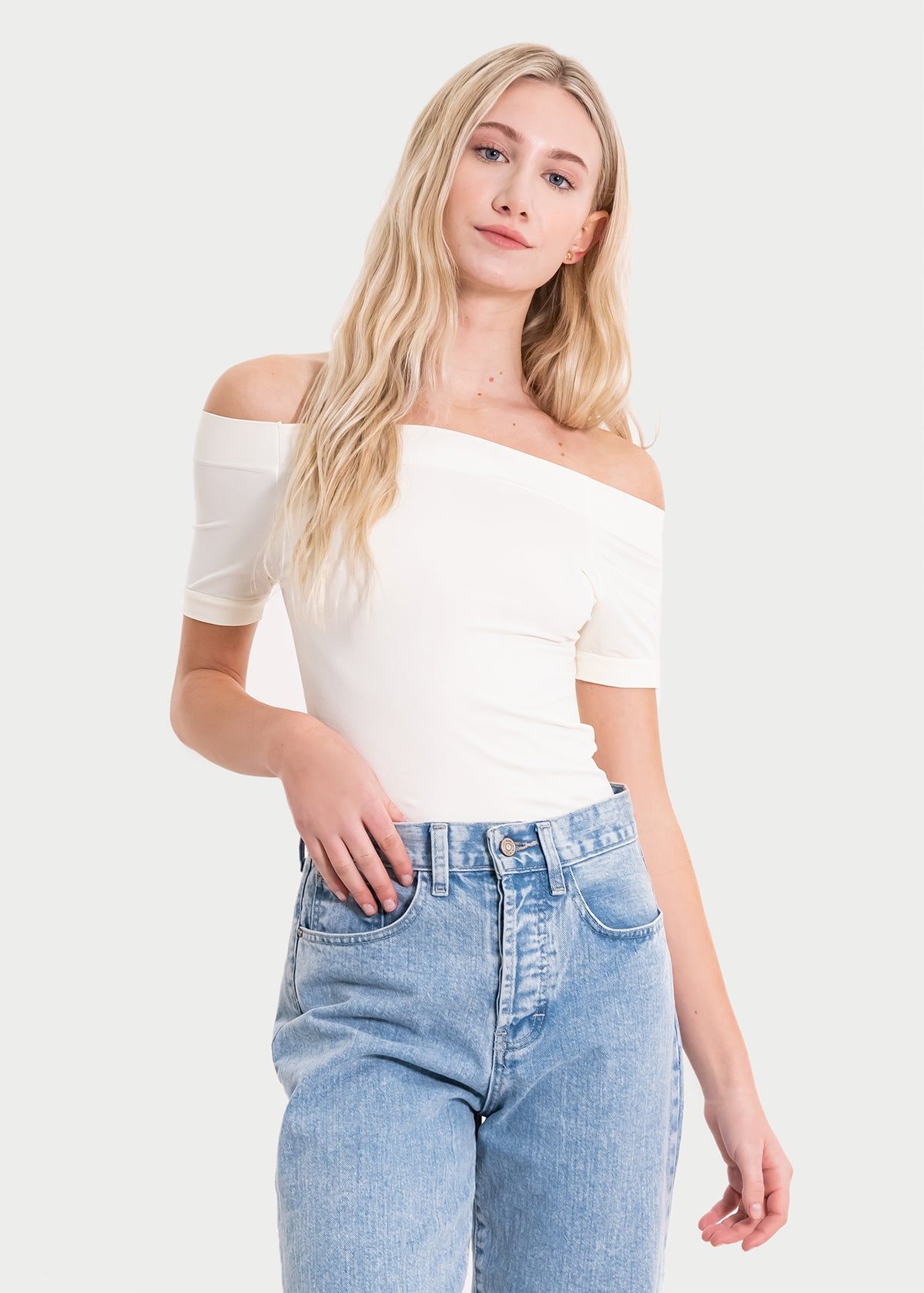 Bodysuit liso hombros descubiertos sold by Shasa