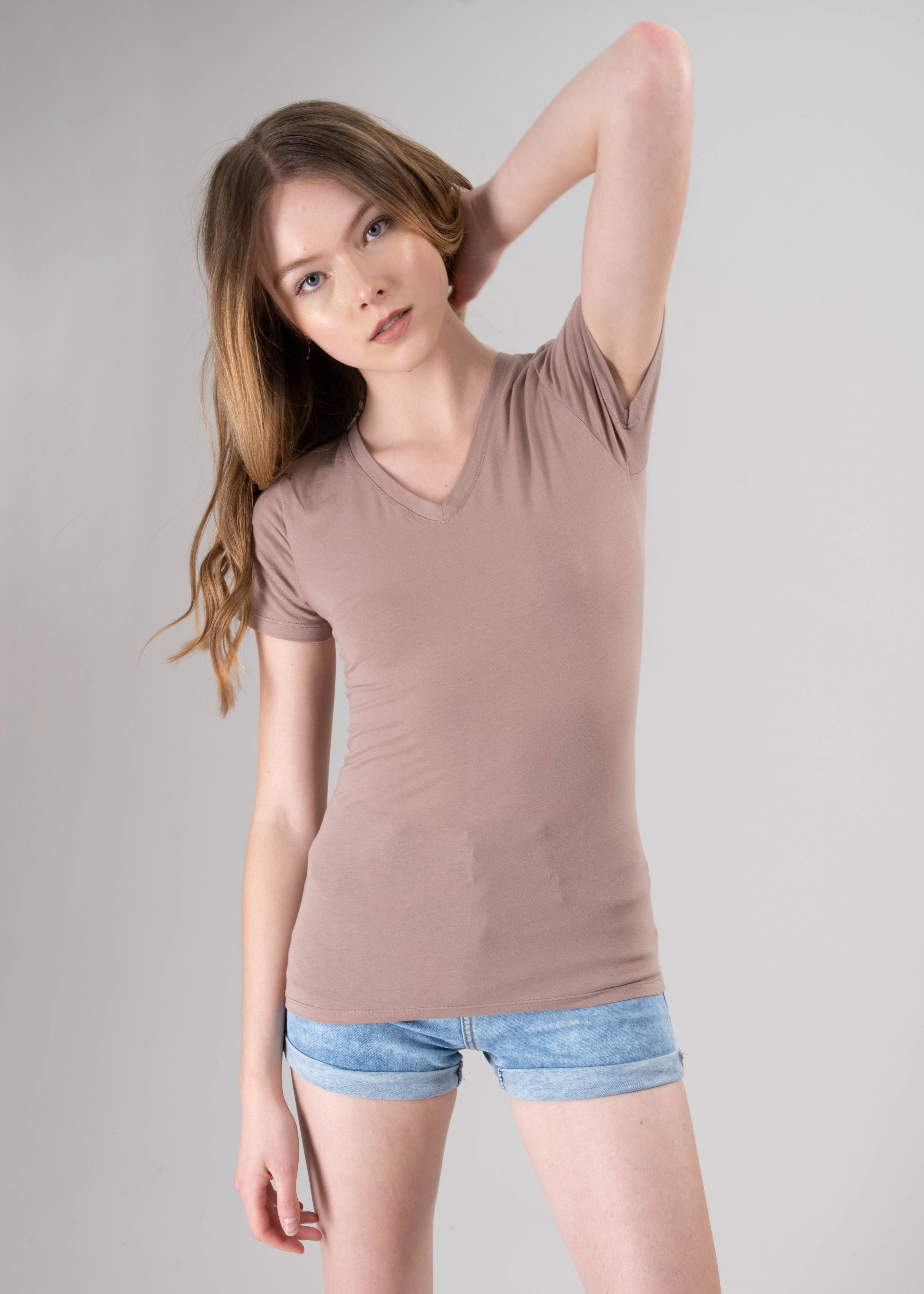 Playera manga corta escote v liso sold by Shasa