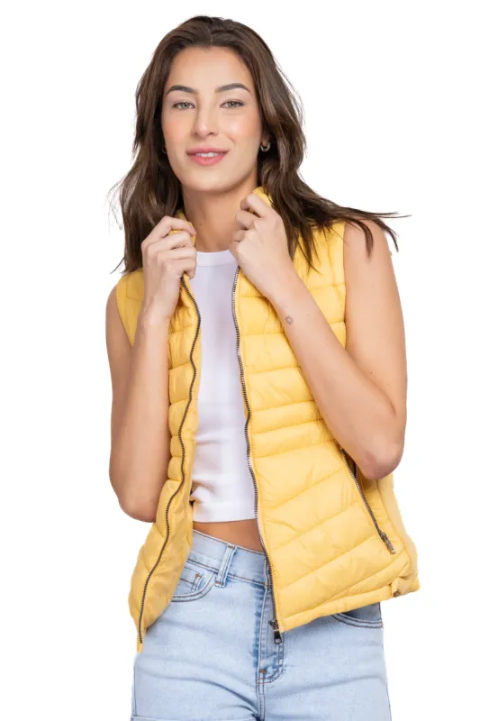 Chaleco capitonado cuello alto sold by Shasa