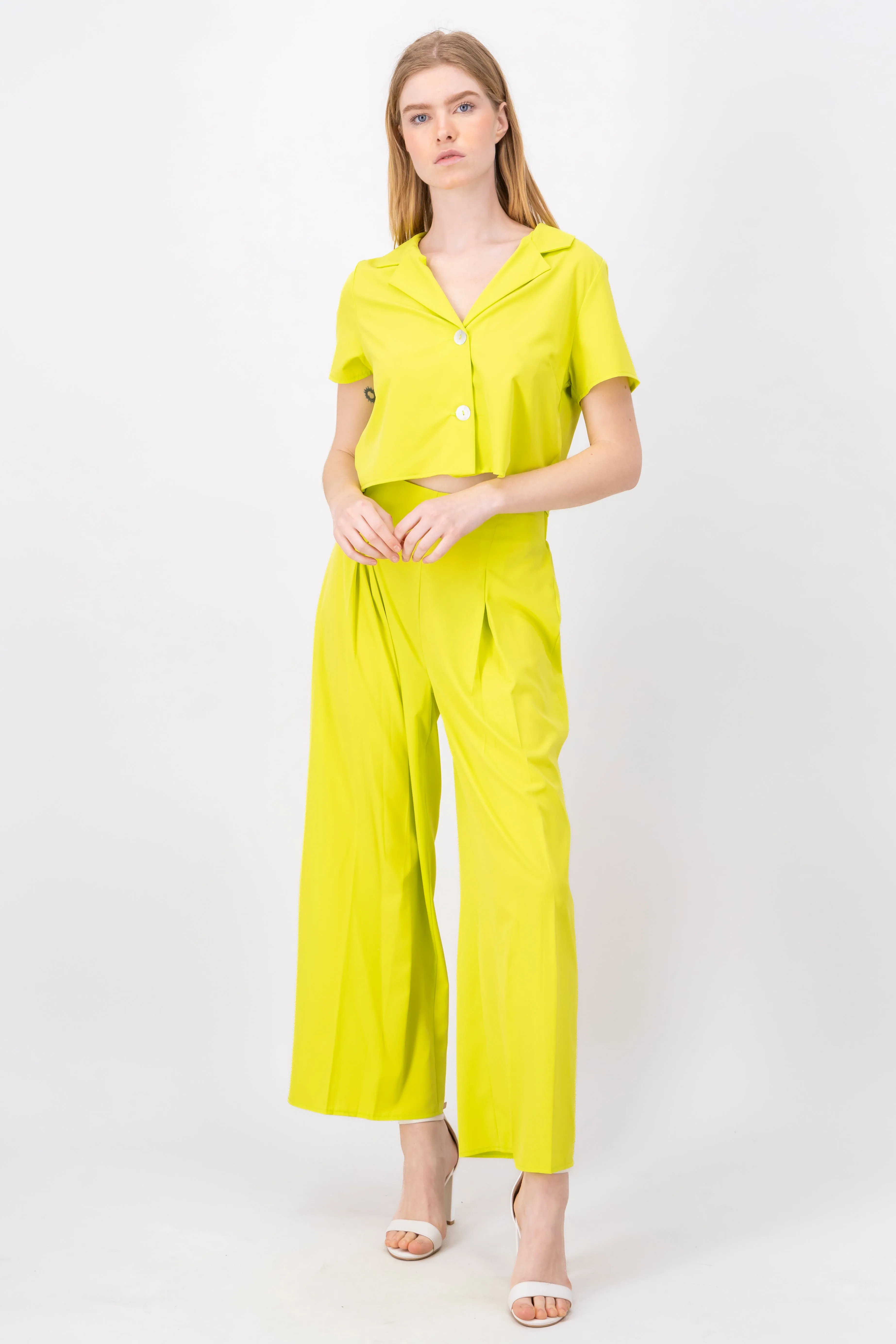 Pantalón Amplio Pinzas Plisadas sold by Shasa