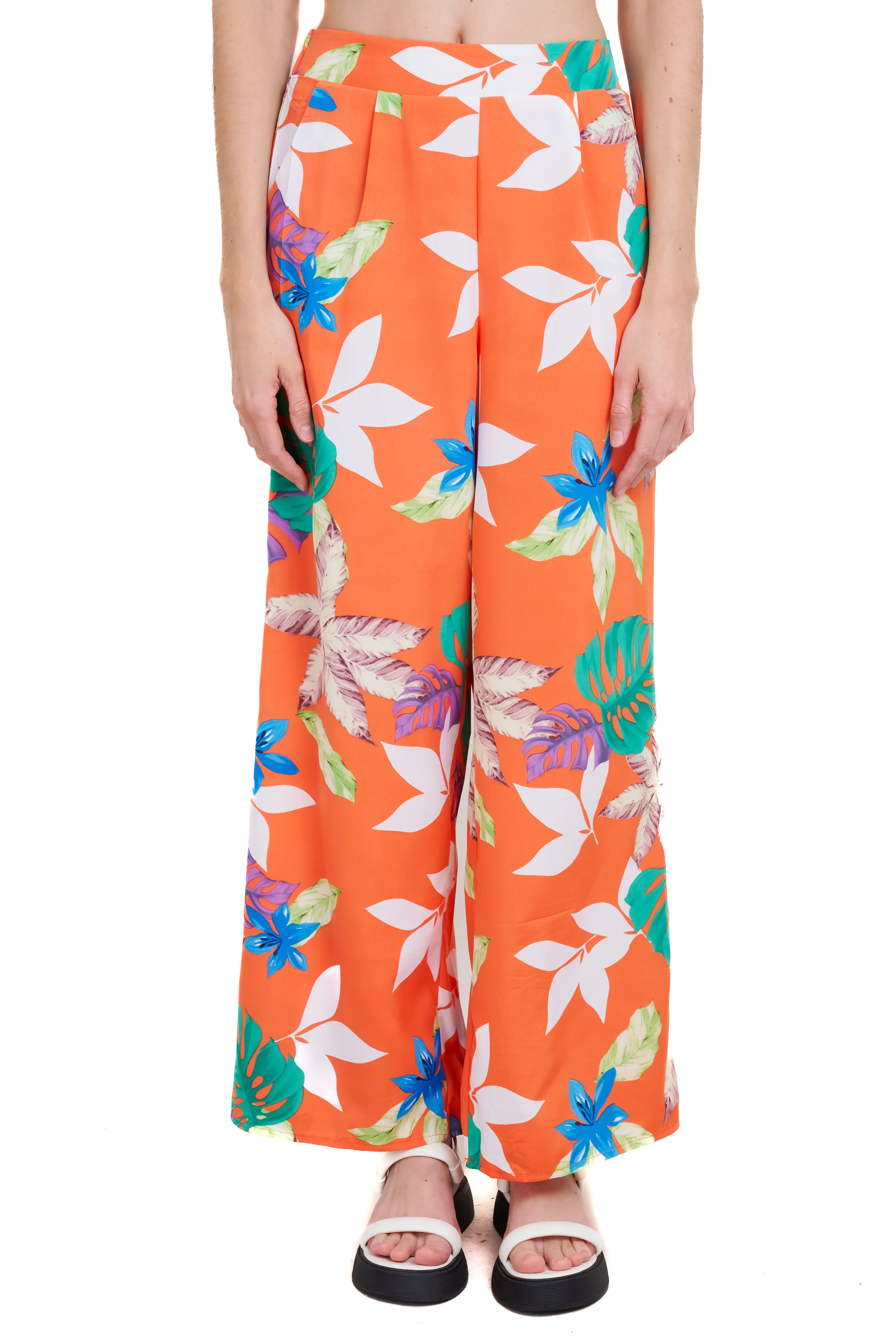 Pantalon amplio detalle pinzas estampado flores sold by Shasa