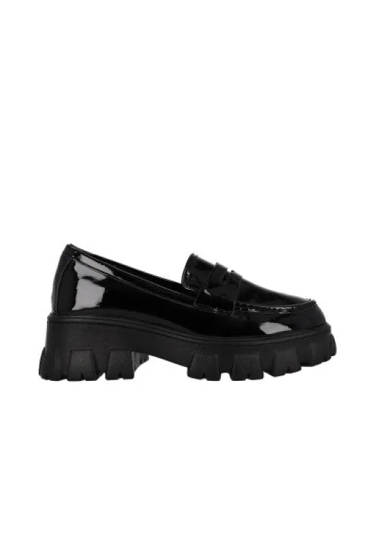 Loafer charol suela dentada sold by Shasa