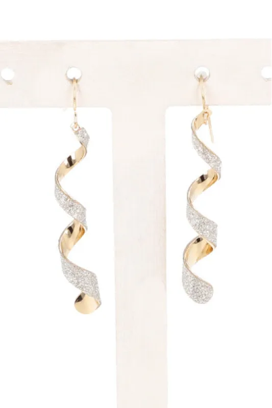 Aretes largos remolino sold by Shasa