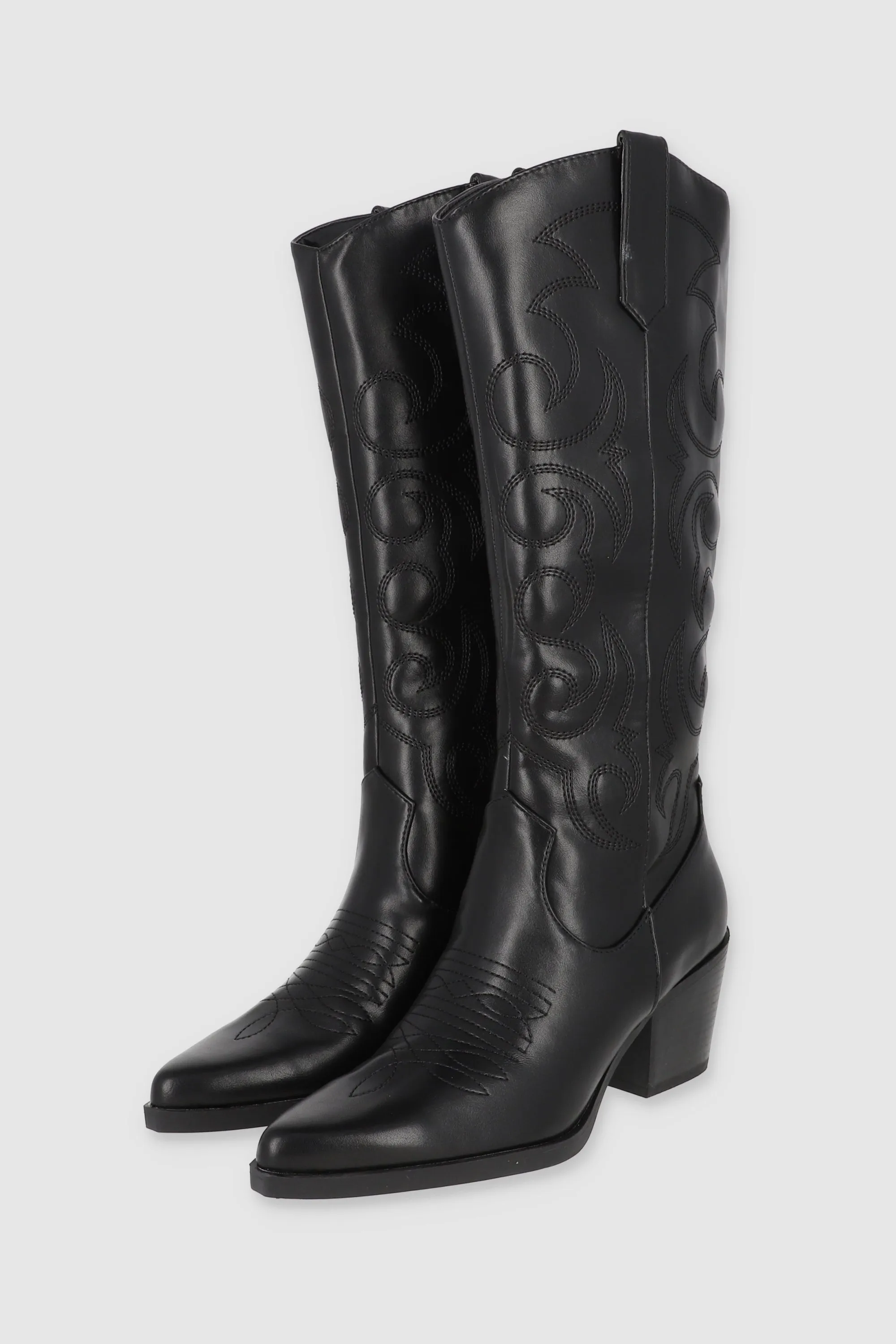 Bota larga vaquera bordados sold by Shasa