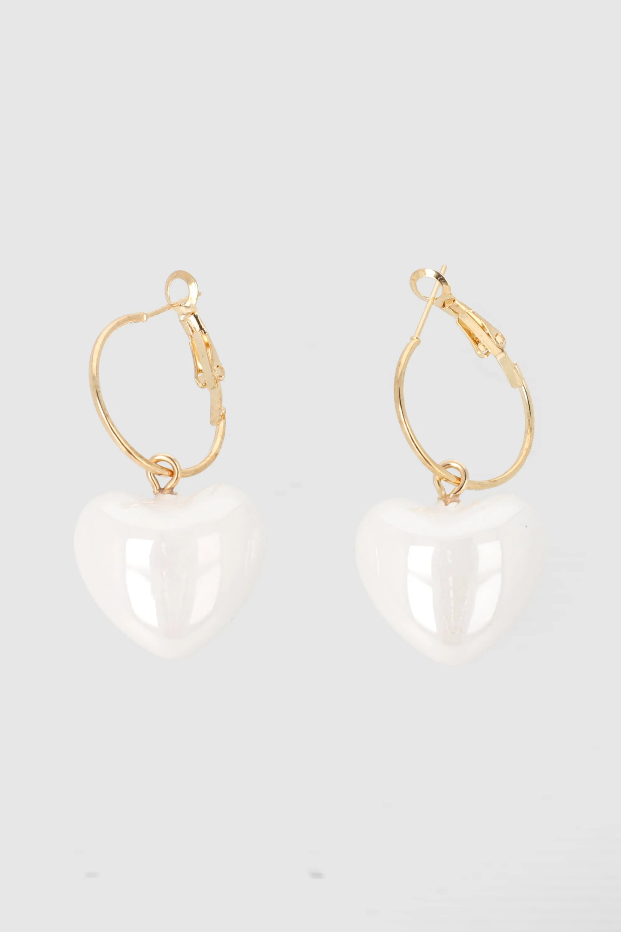 Arracadas corazon nacarado sold by Shasa