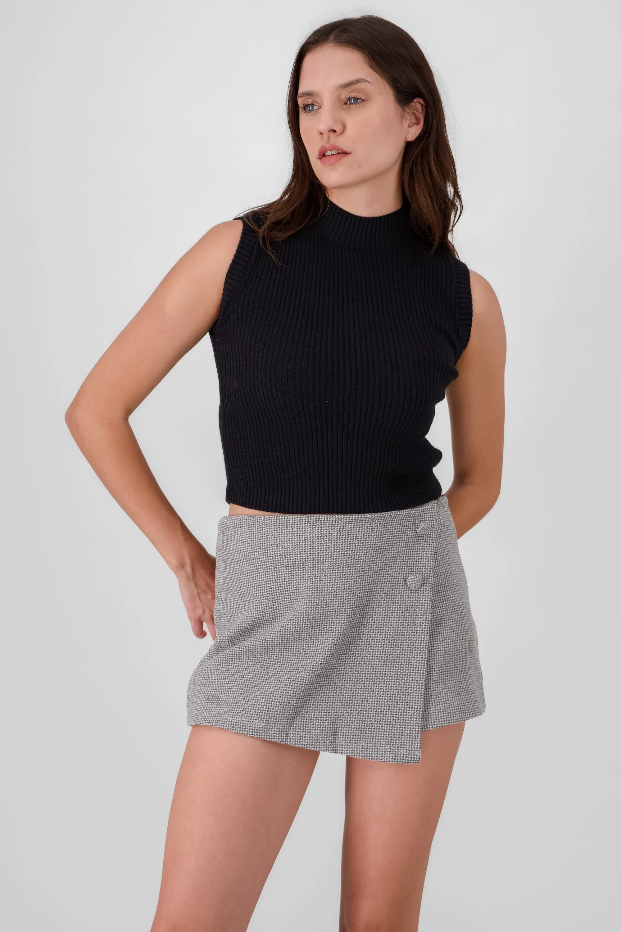 Top tejido cuello alto sin mangas sold by Shasa