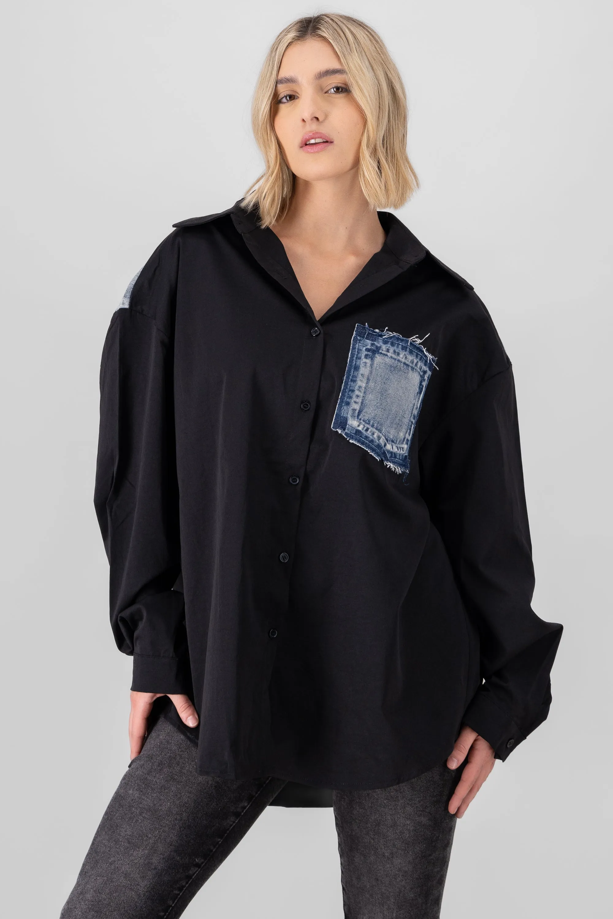 Camisa larga detalle bolsa denim sold by Shasa