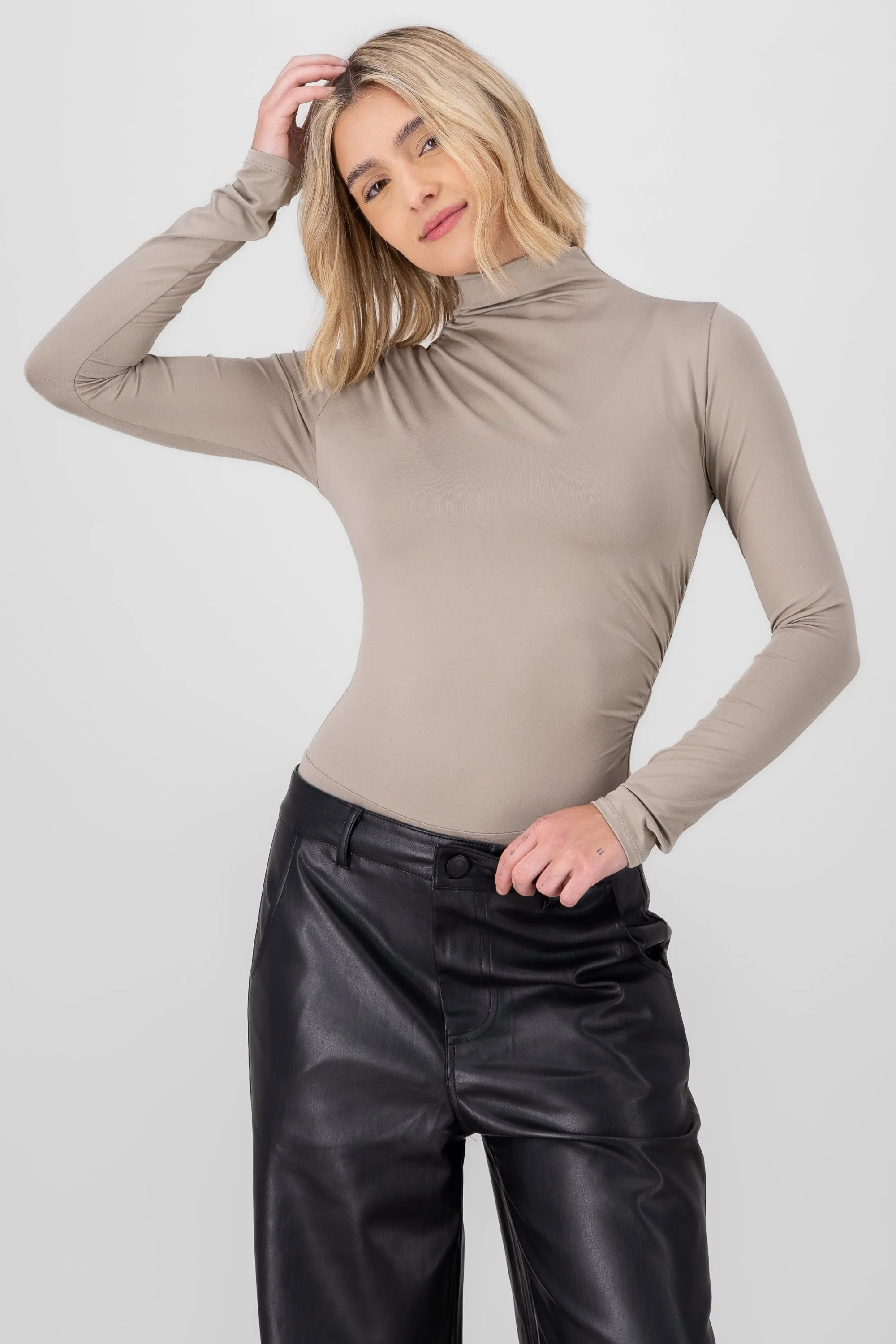 Body de manga larga fruncido sold by Shasa