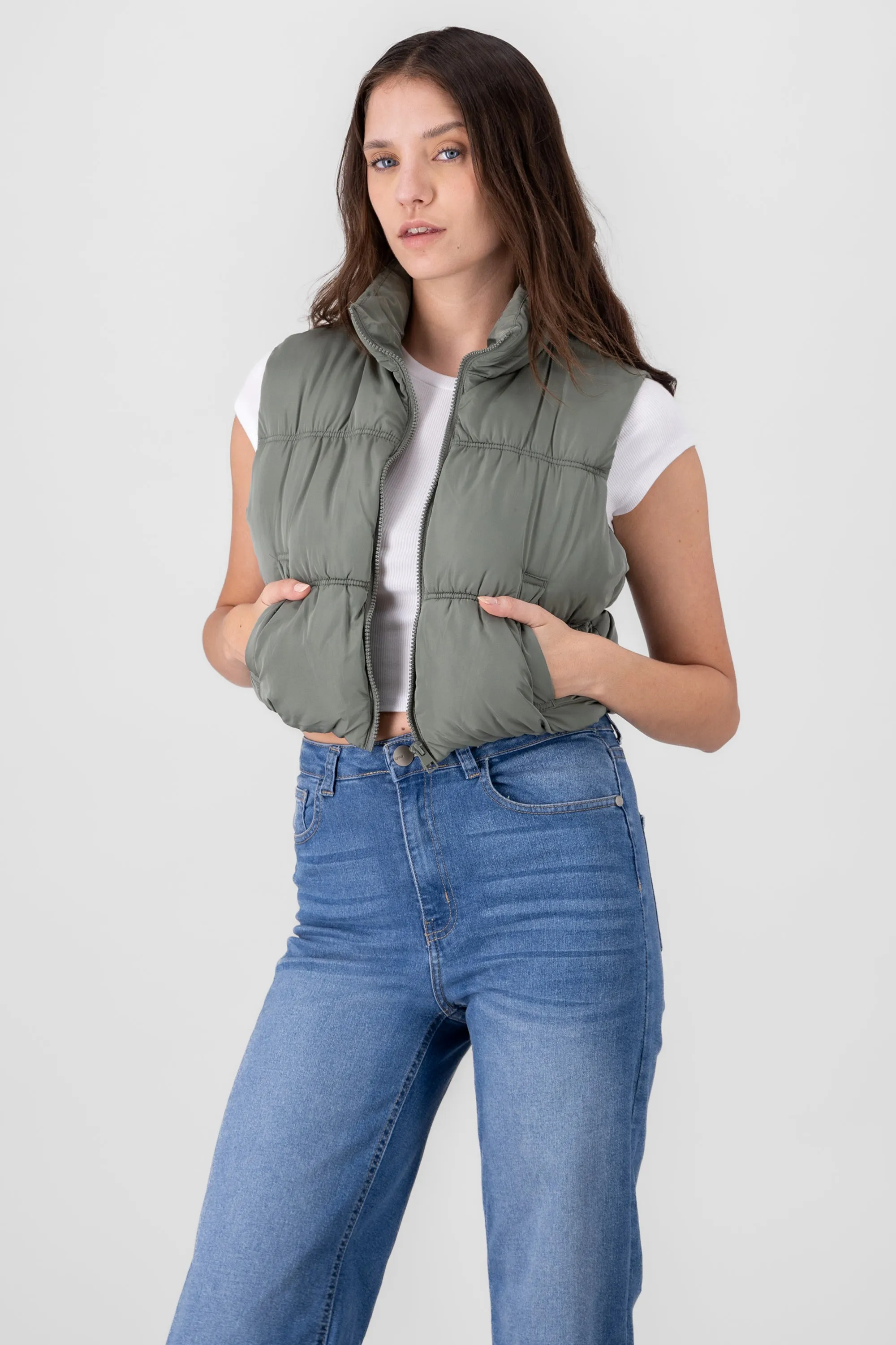 Chaleco crop capitonado cuello alto sold by Shasa