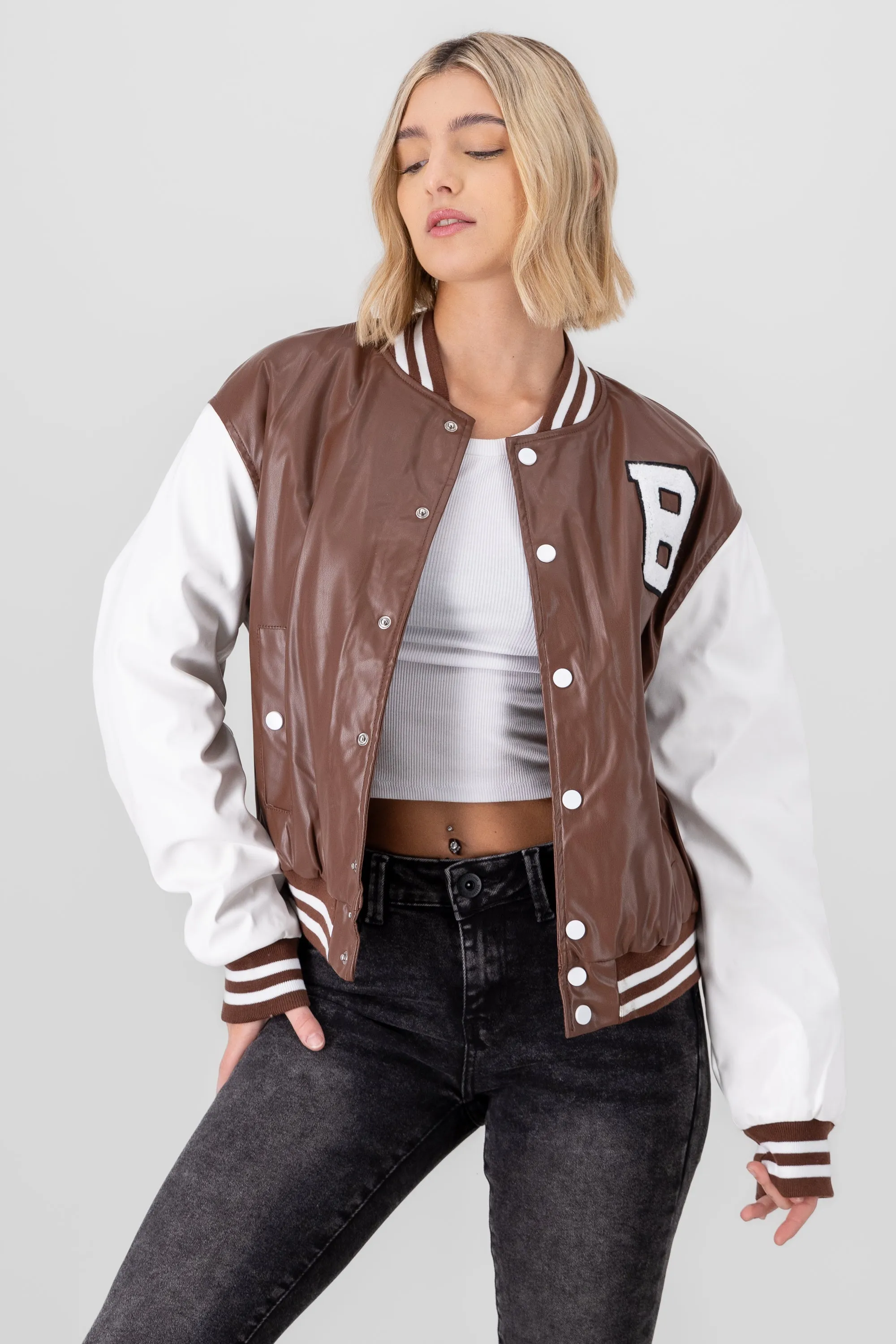 Bomber efecto piel parche sold by Shasa