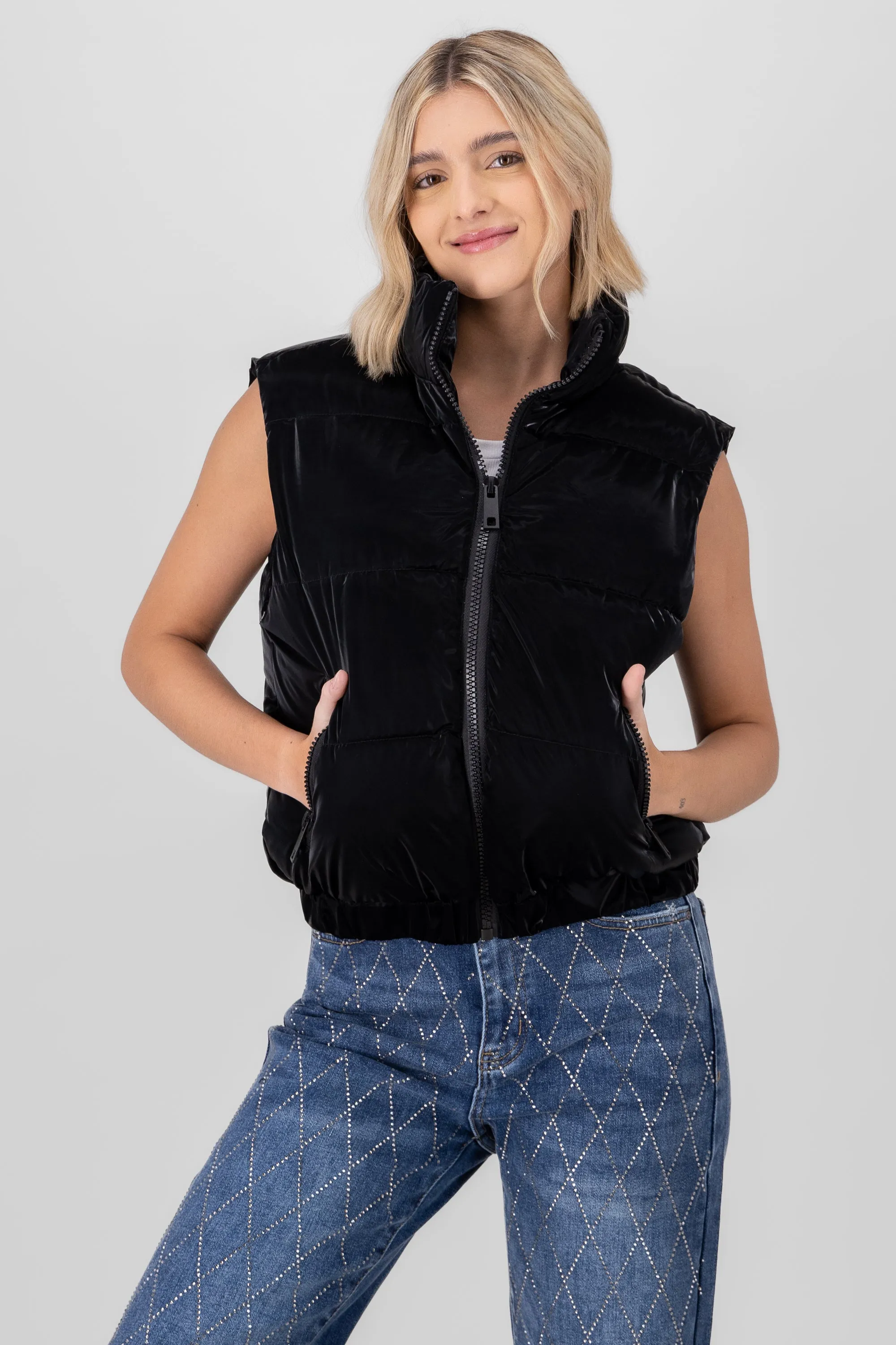 Chaleco crop bolsas sold by Shasa product image thumbnail 2