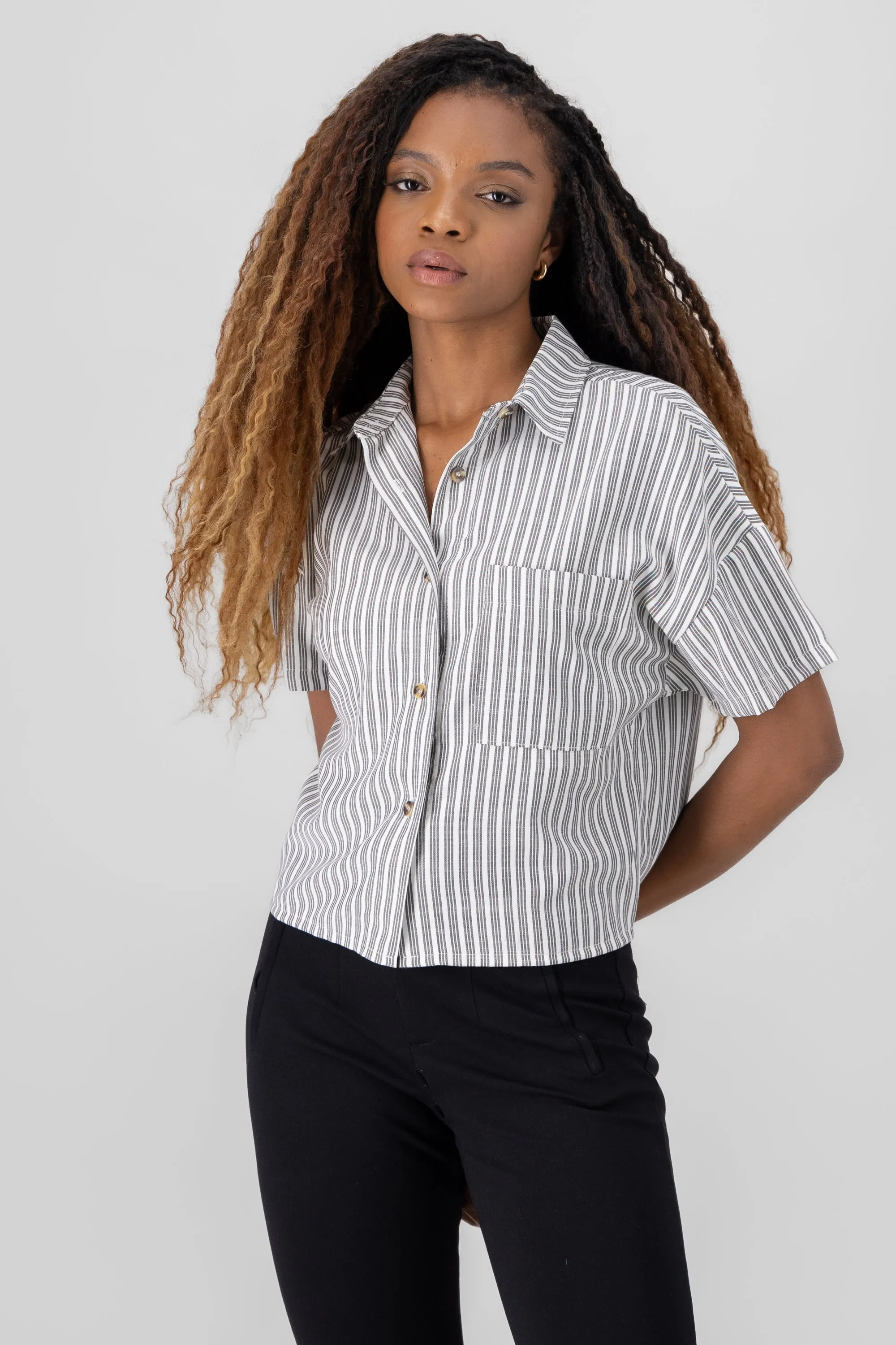 Camisa crop ligera manga corta sold by Shasa