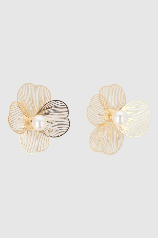 Aretes flor calada metal sold by Shasa