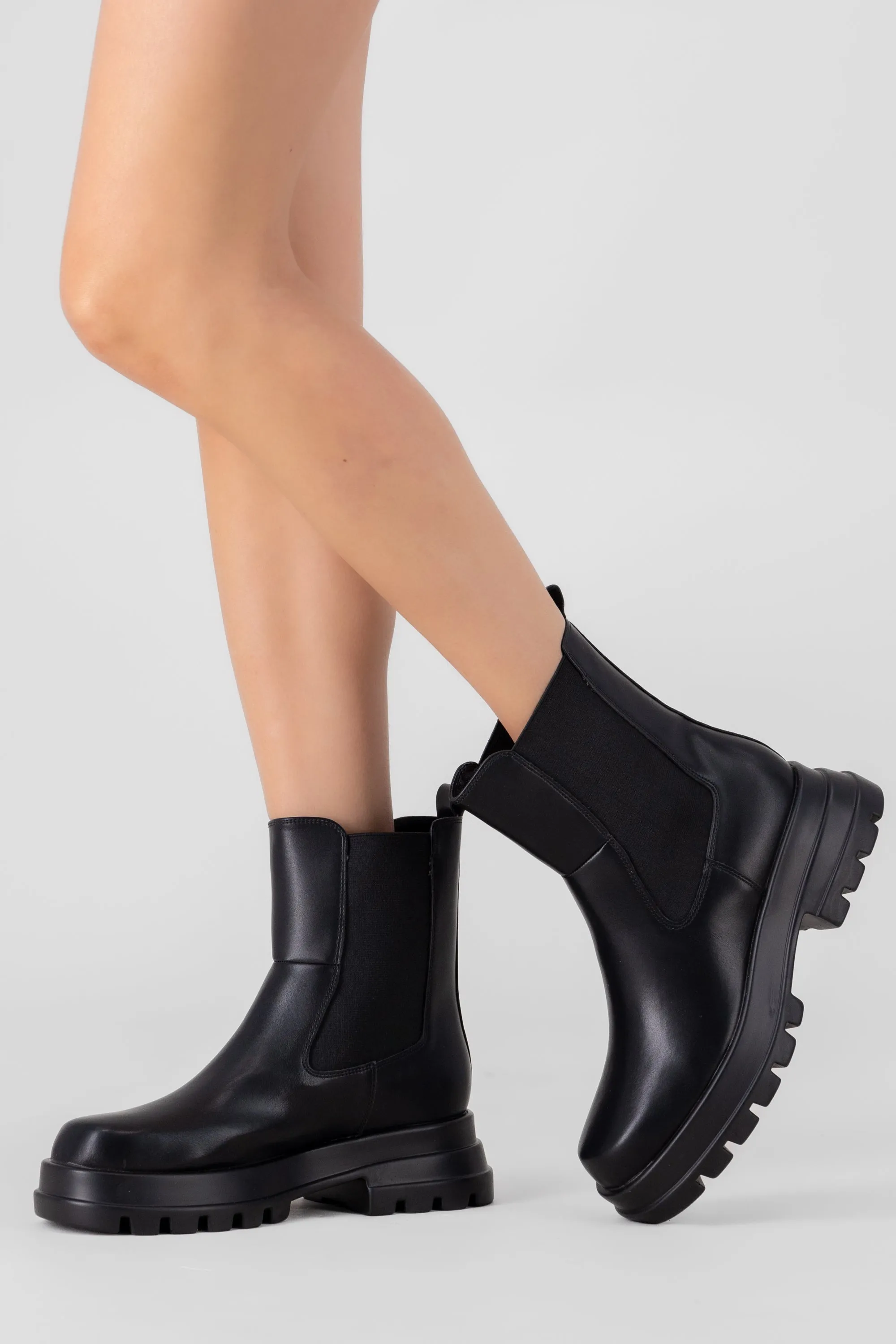 Botin chelsea bordes elasticos sold by Shasa