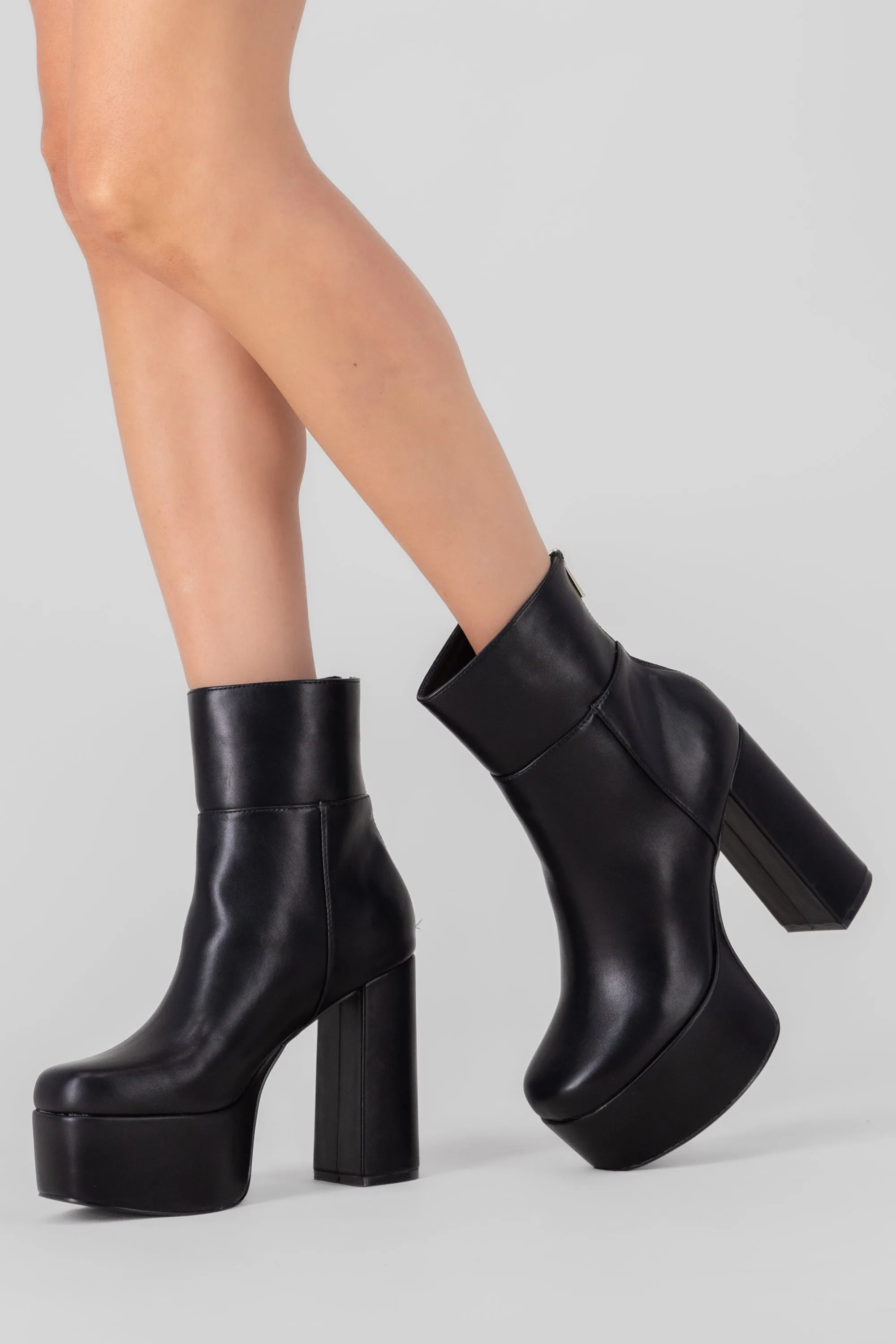 Botin mega plataforma redondo sold by Shasa