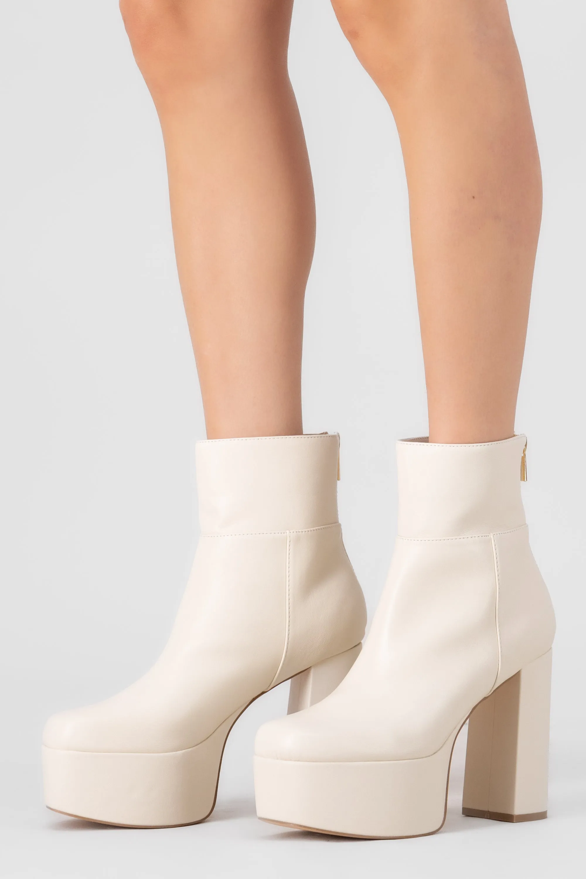 Botin mega plataforma redondo sold by Shasa