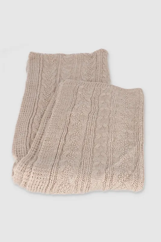 Bufanda tejida trenzas sold by Shasa