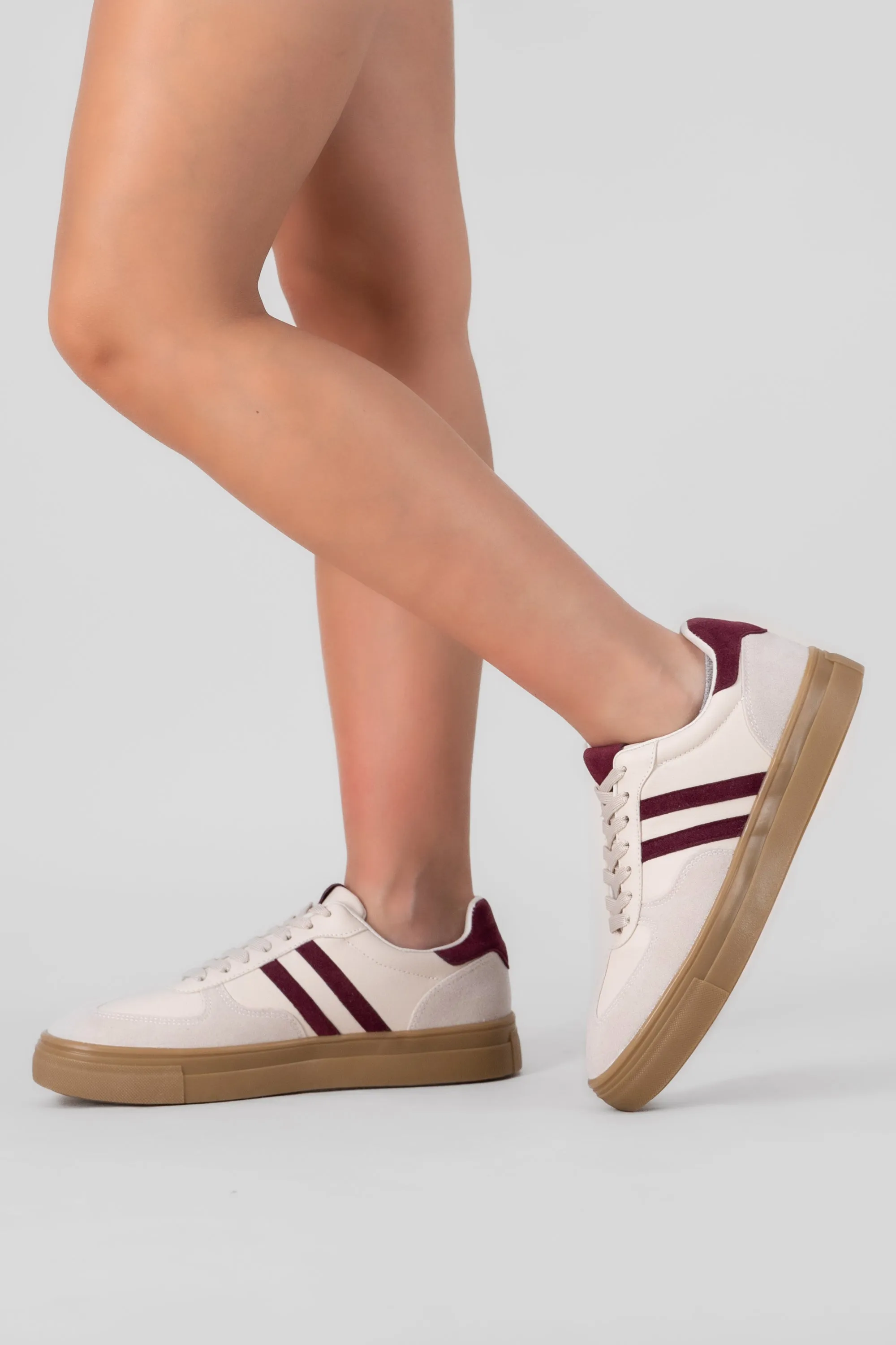 TENIS DOS LINEAS SUELA ALTA sold by Shasa