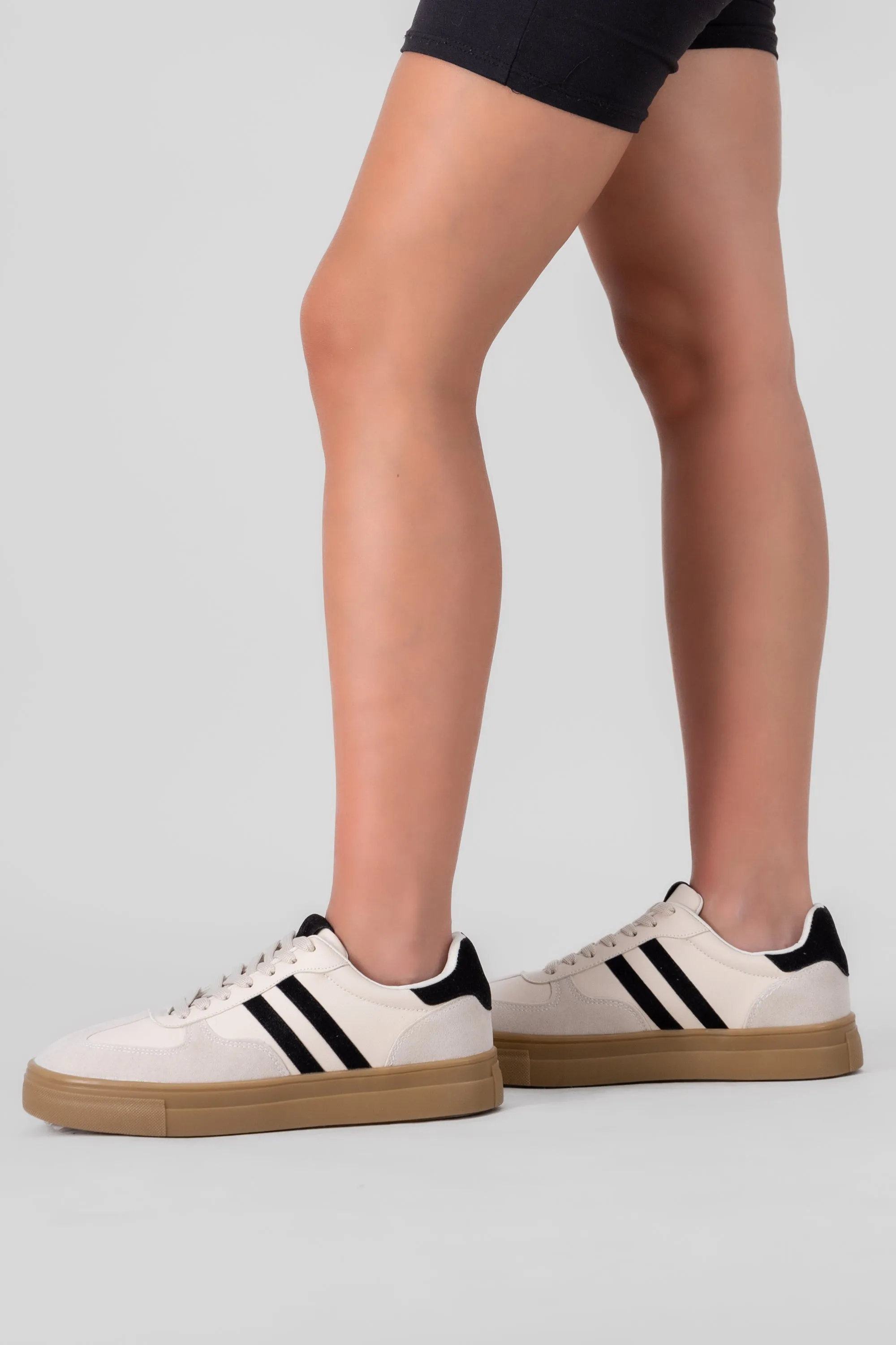 Tenis Dos Líneas Suela Alta sold by Shasa