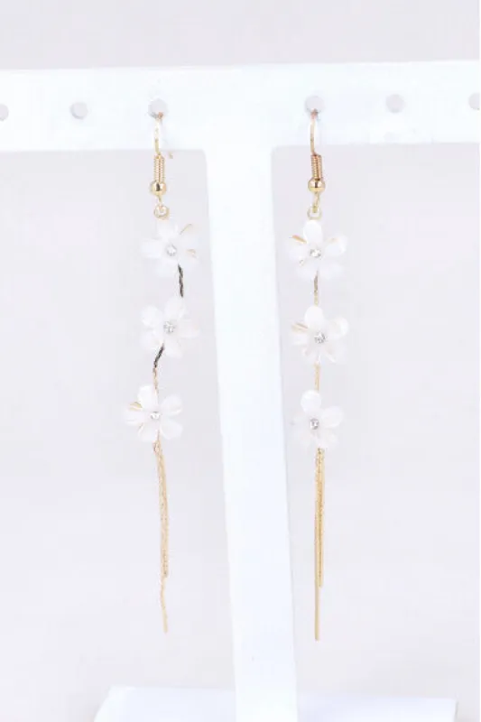 Aretes largos aplicaciones flores sold by Shasa