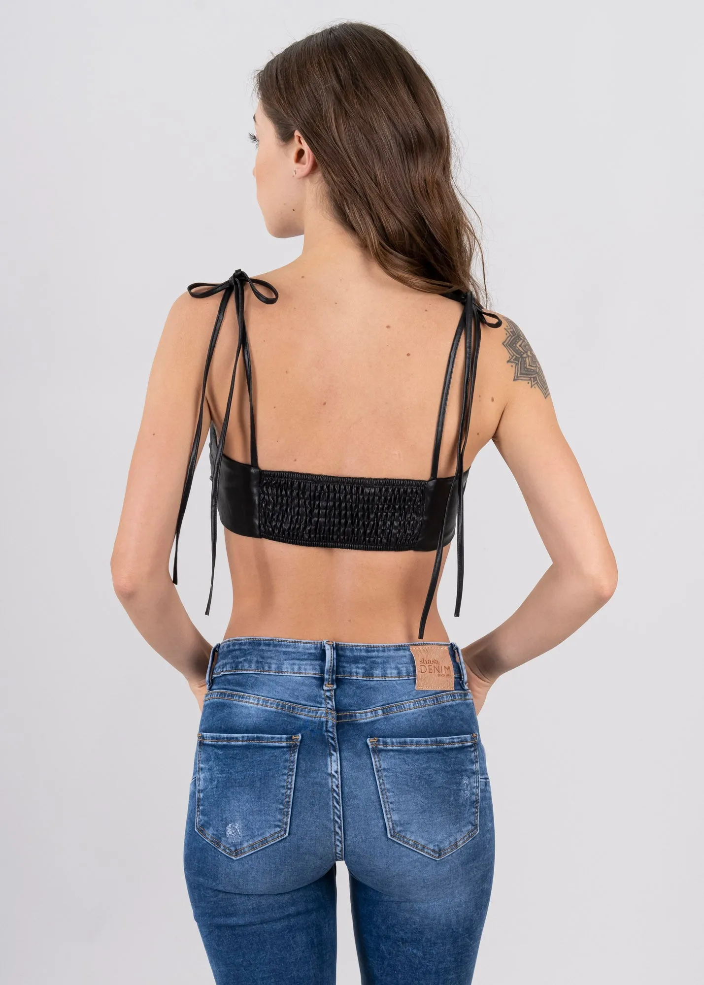 Top crop efecto piel moño sold by Shasa product image thumbnail 4