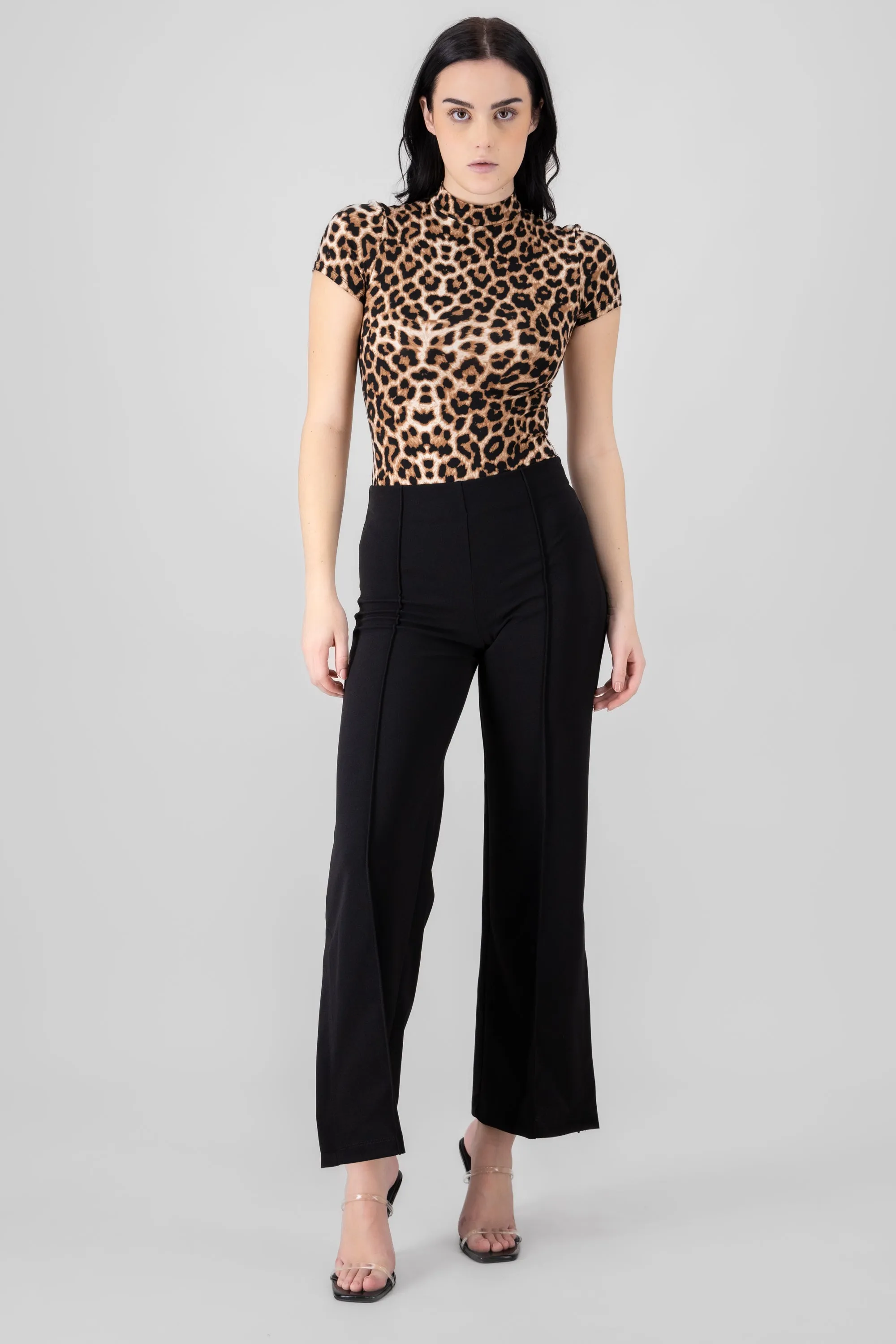 Pantalón Flared Costuras sold by Shasa