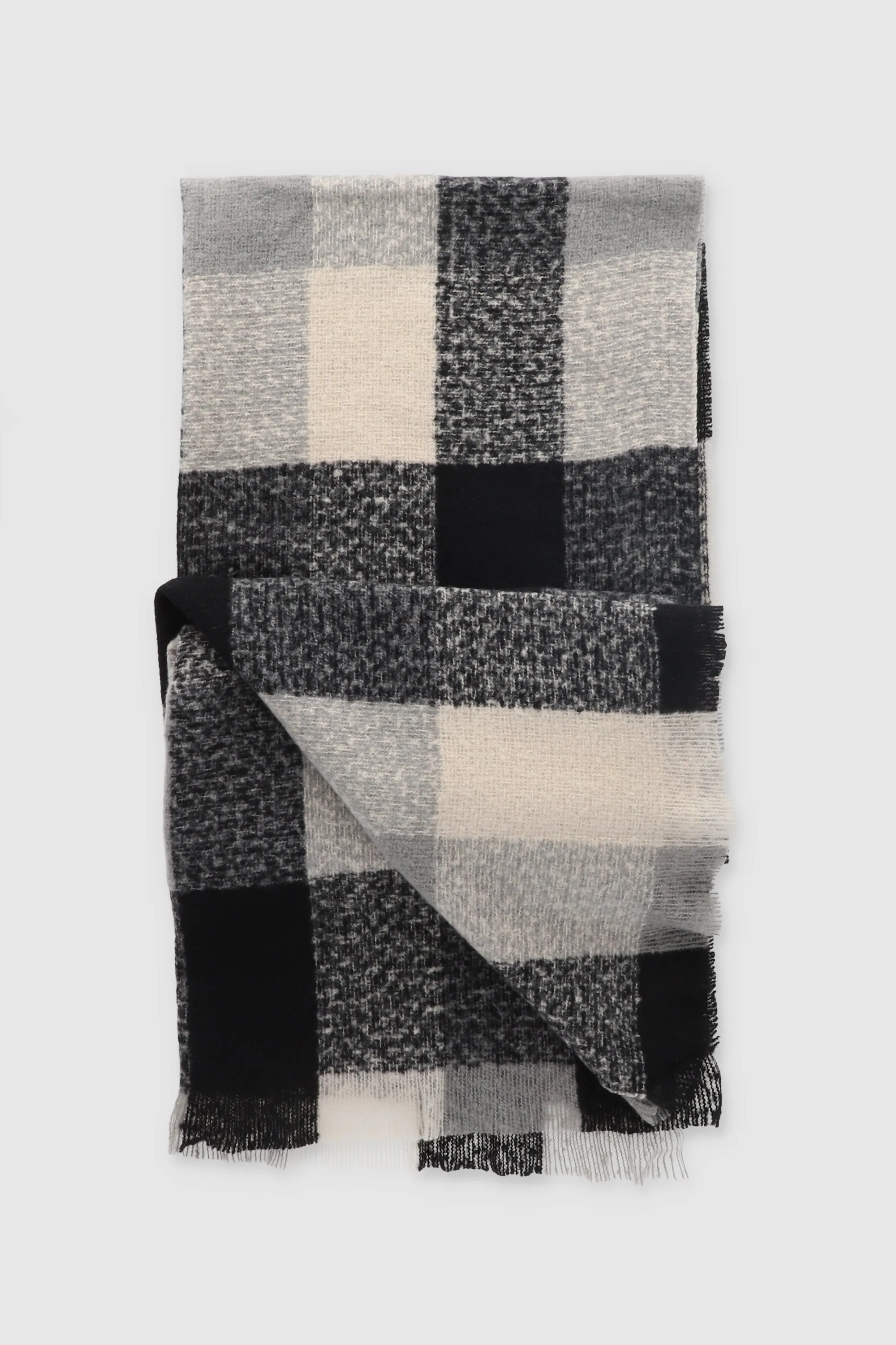 Bufanda maxi cuadros sold by Shasa product image thumbnail 3