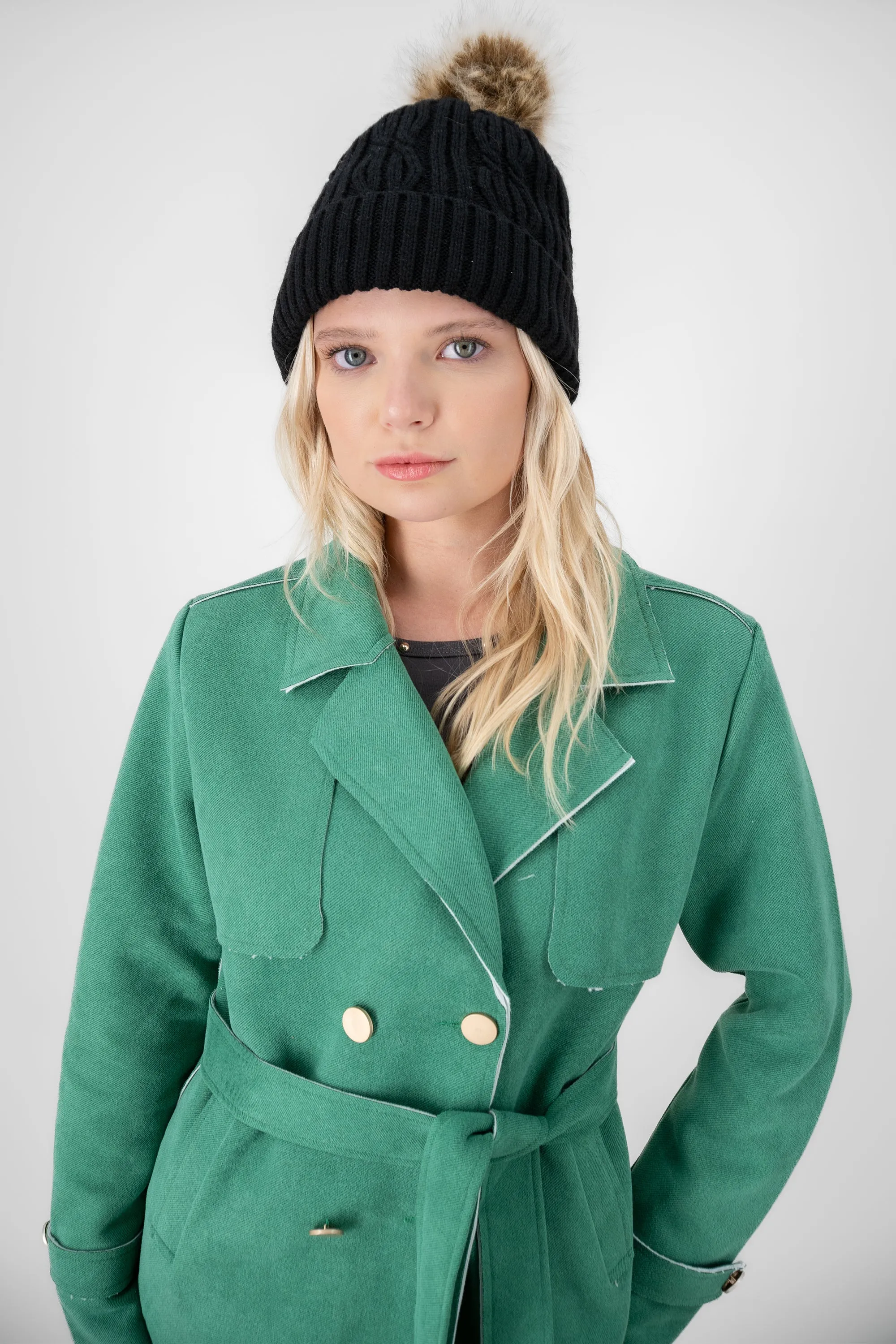 Gorro punto pompón sold by Shasa