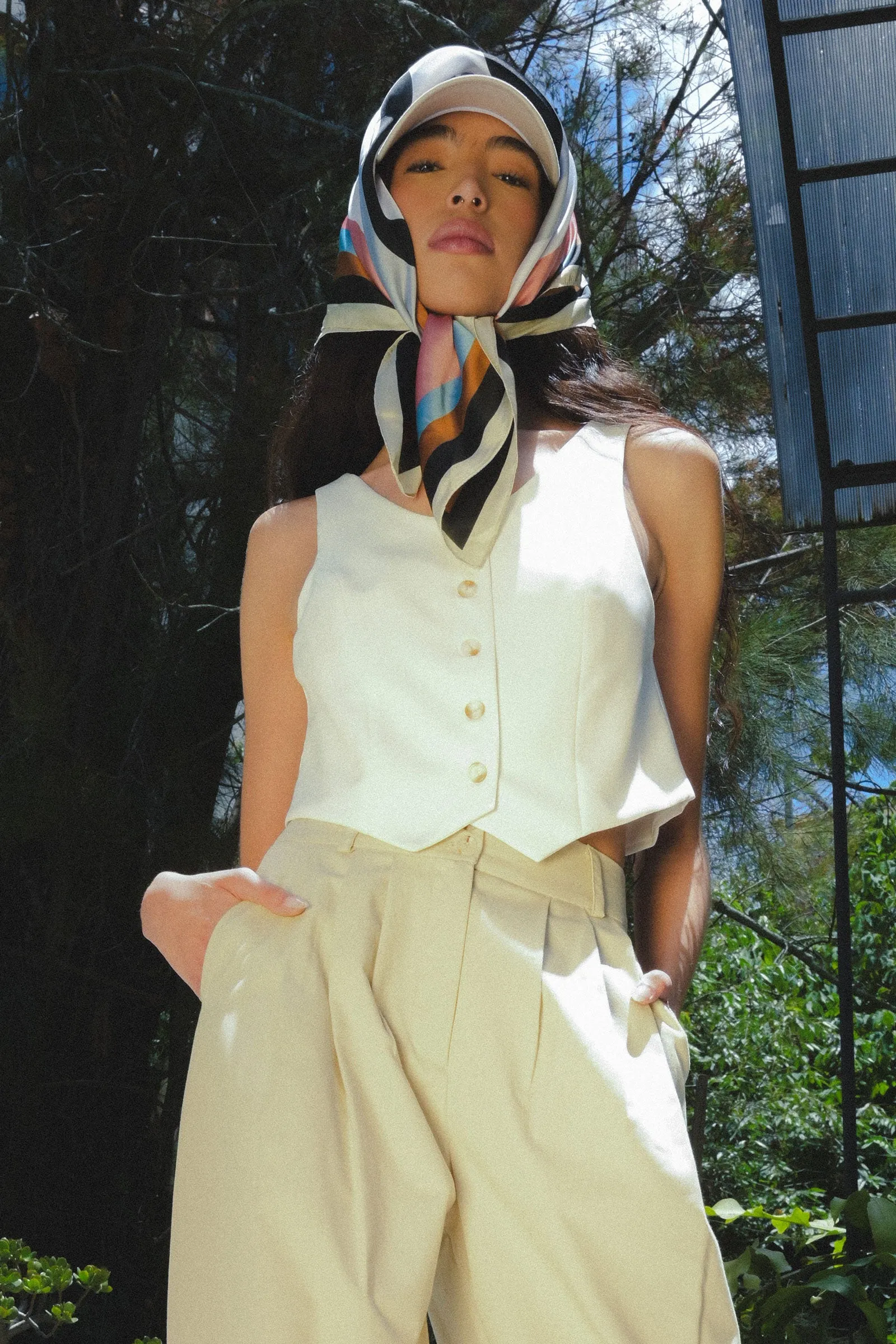 Chaleco escote V Con Botones sold by Shasa