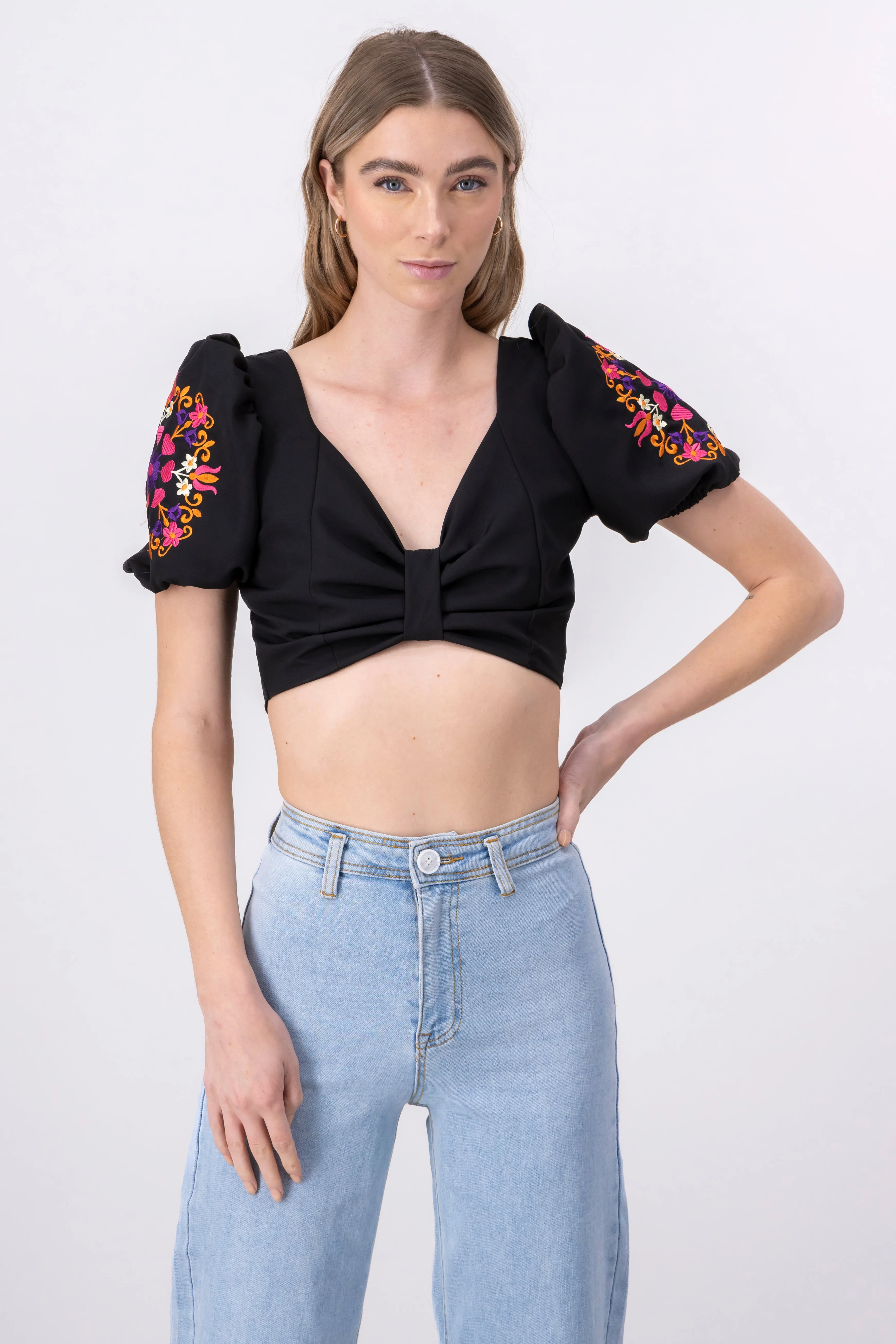 Top crop manga bordada sold by Shasa