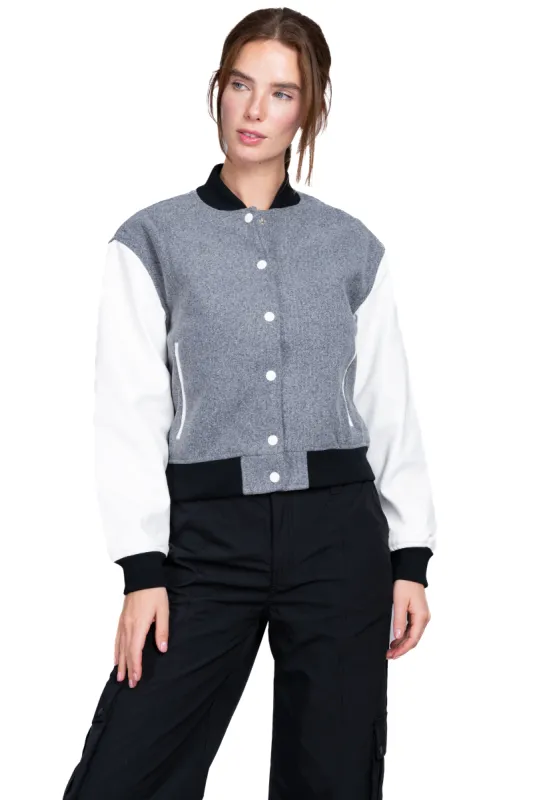 Chamarra bomber lisa botones sold by Shasa