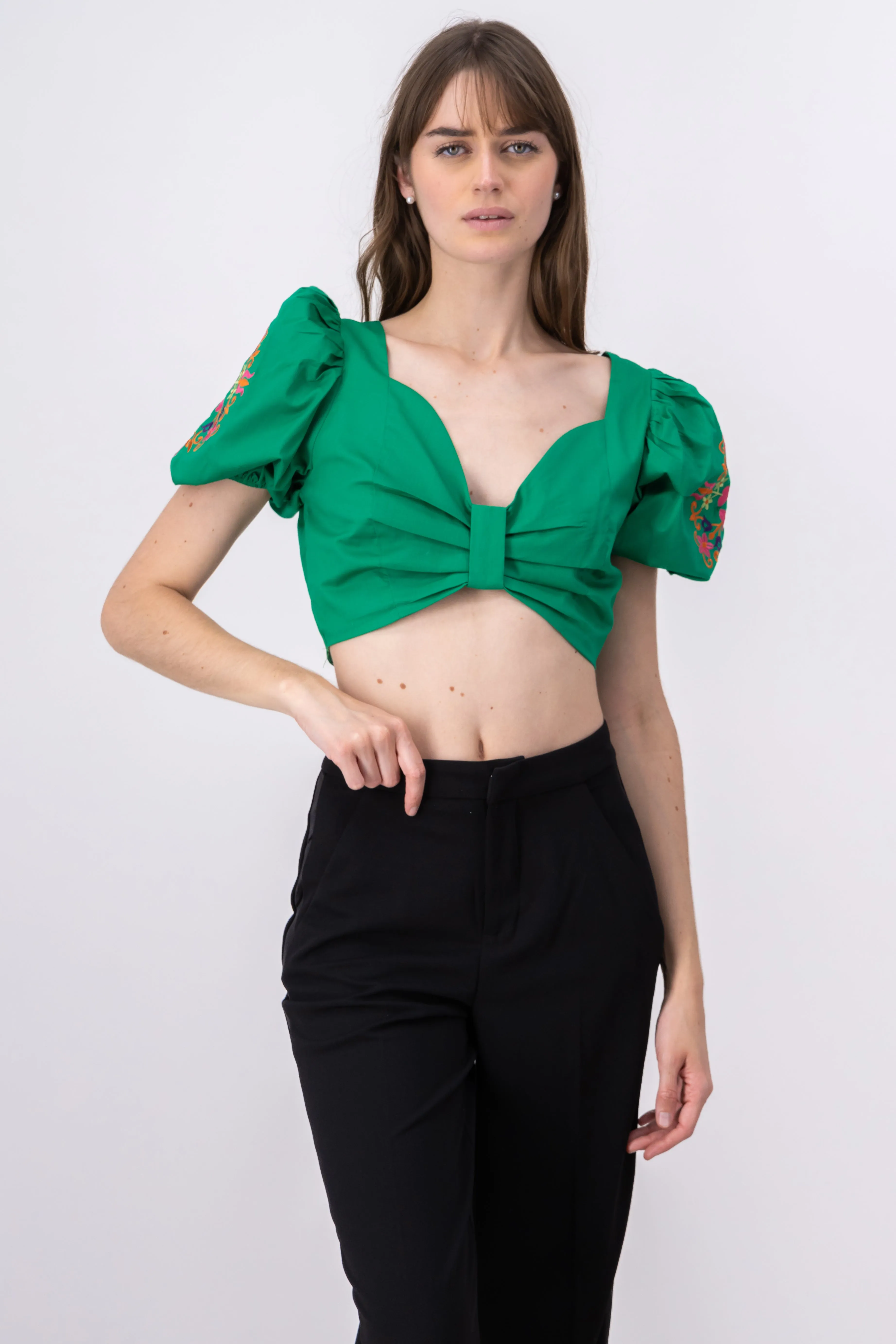 Top mangas abullonadas detalle bordado sold by Shasa